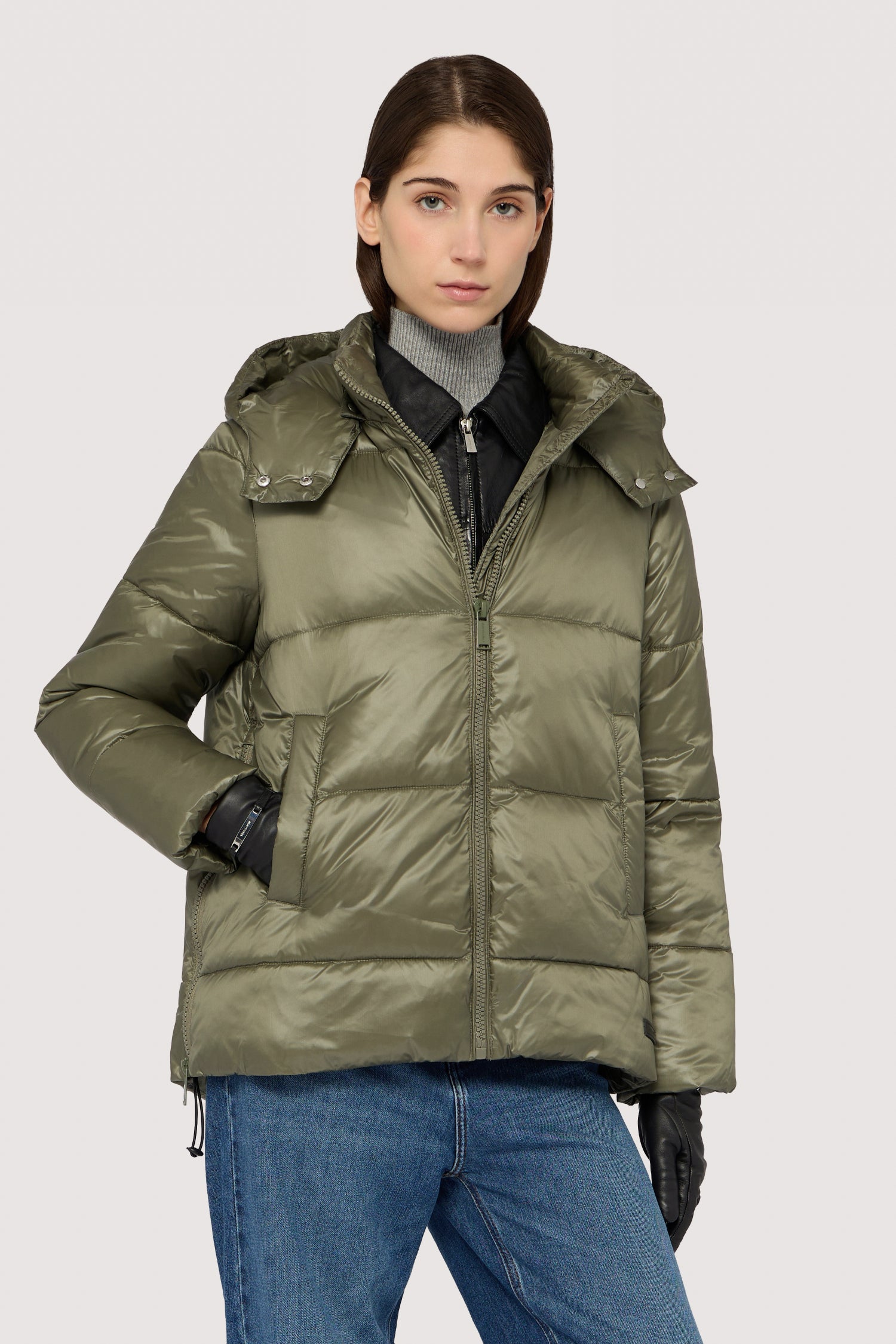 Giacca imbottita in nylon lucido 1|e8b7b82343723e621bb42e282f7d9f35a7433e4761b7b36299b4d1955627939f