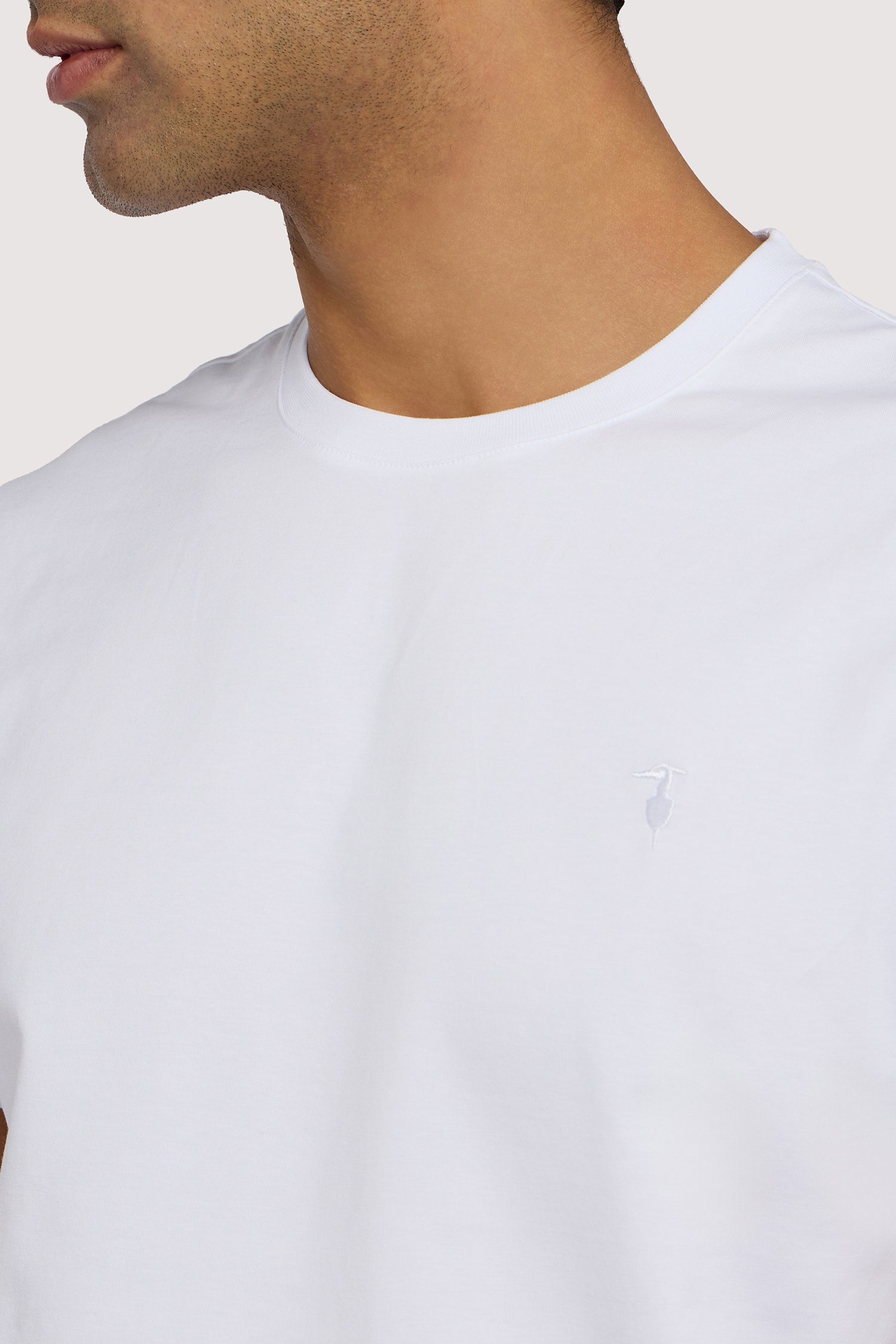 T-shirt slim fit in jersey con ricamo 3|7d088e686b67686e47d48e17d5ce79b28218eb0d2c7c666a869cf9a951b72582