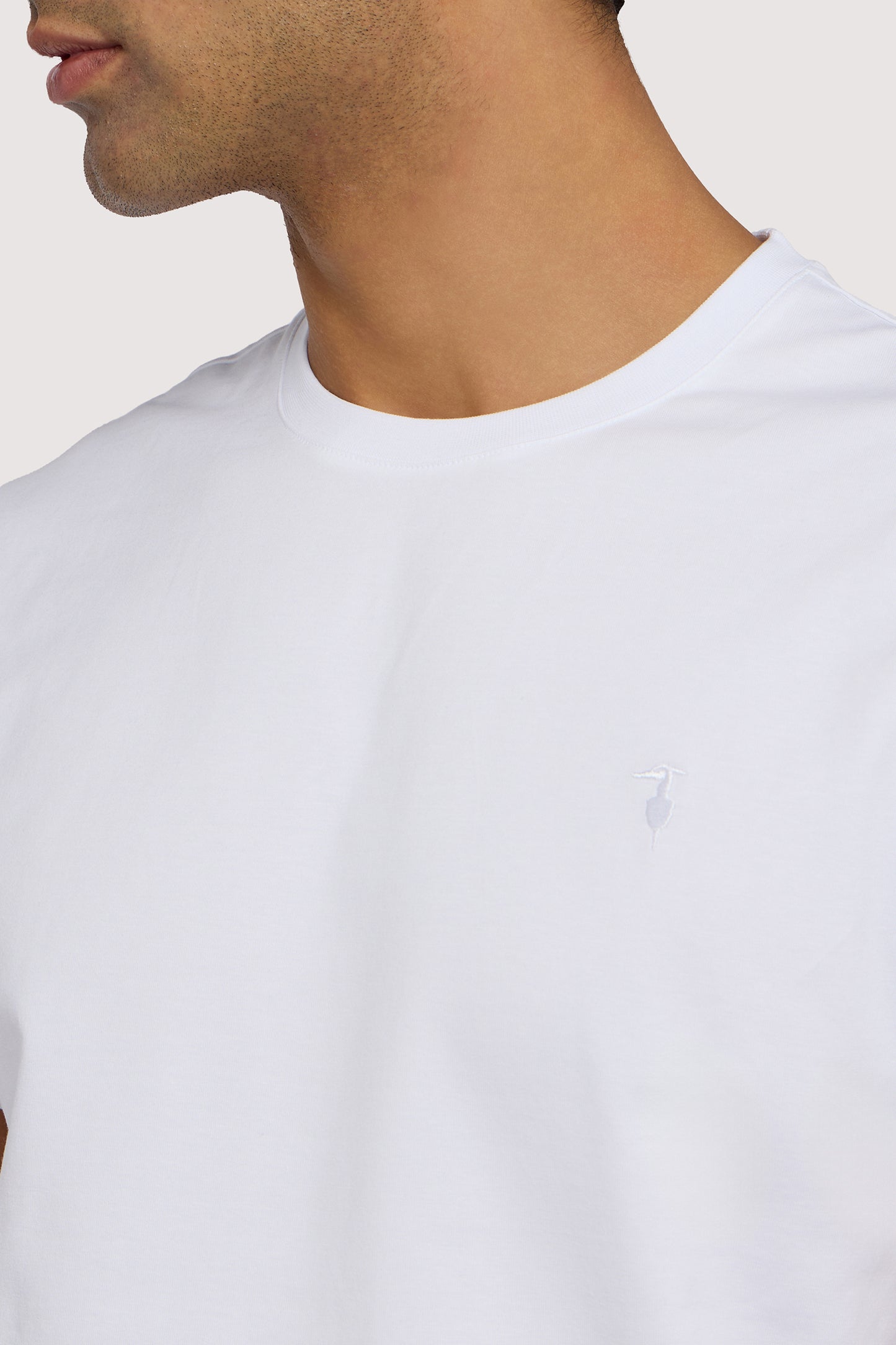 T-shirt slim fit in jersey con ricamo 3|7d088e686b67686e47d48e17d5ce79b28218eb0d2c7c666a869cf9a951b72582