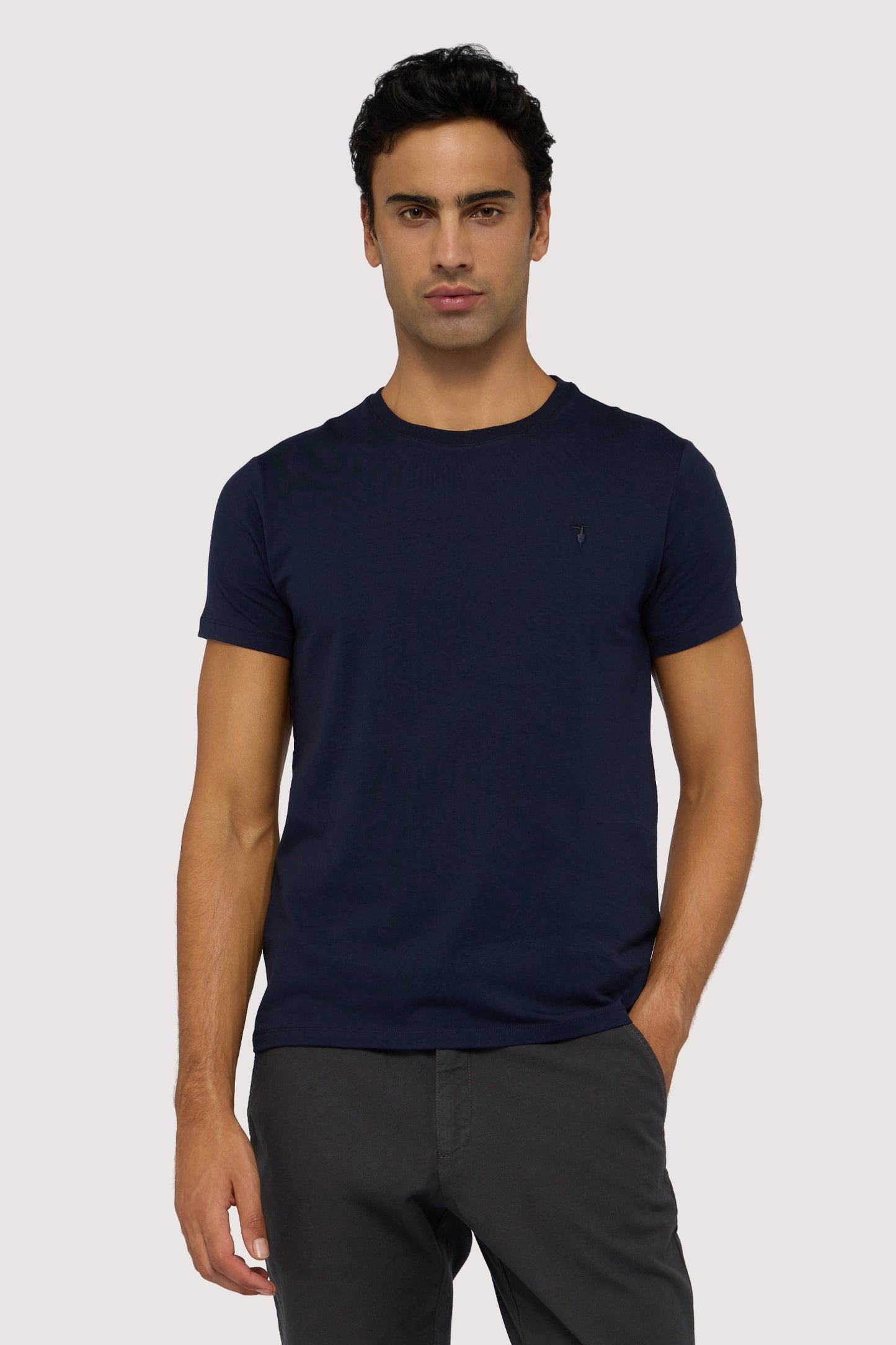 T-shirt slim fit in jersey con ricamo 1|6e00620a7e0c431e94986b9e1eecfcec5ac303b4e62308d105ede26a2dead748