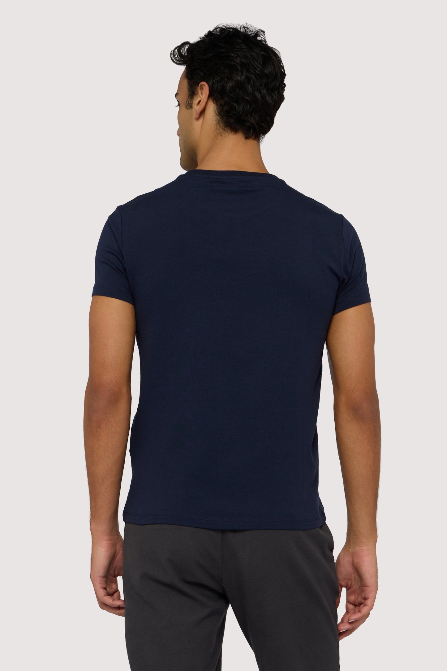 T-shirt slim fit in jersey con ricamo 2|5be8243889fc1fa260d9ab9e91c3cf3c03f3490a36886bb2804855b45586b808