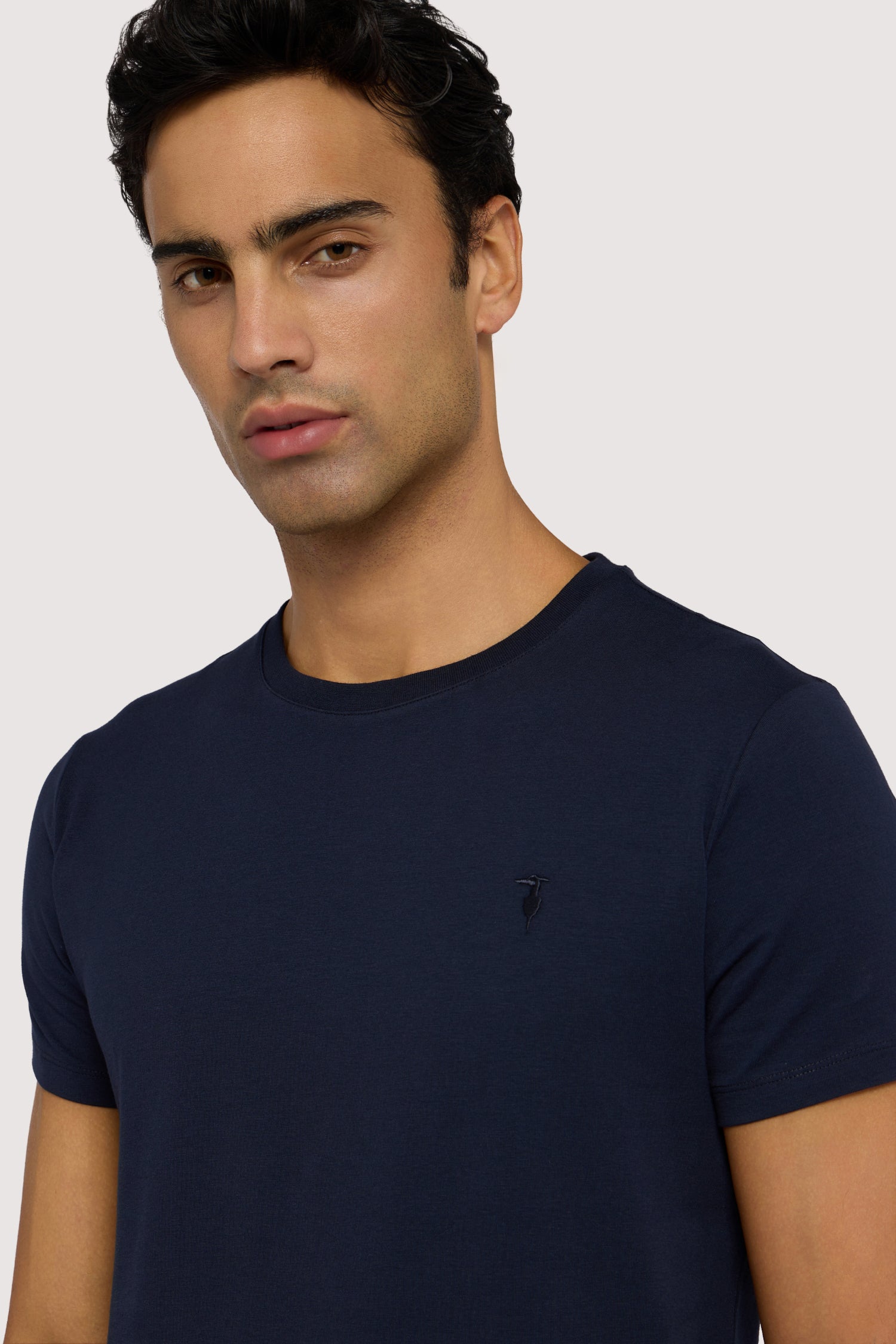 T-shirt slim fit in jersey con ricamo 3|017620ac0b4d5a973a426d8bf9c009978853747f1b84560f31f5241e88c0e1ab