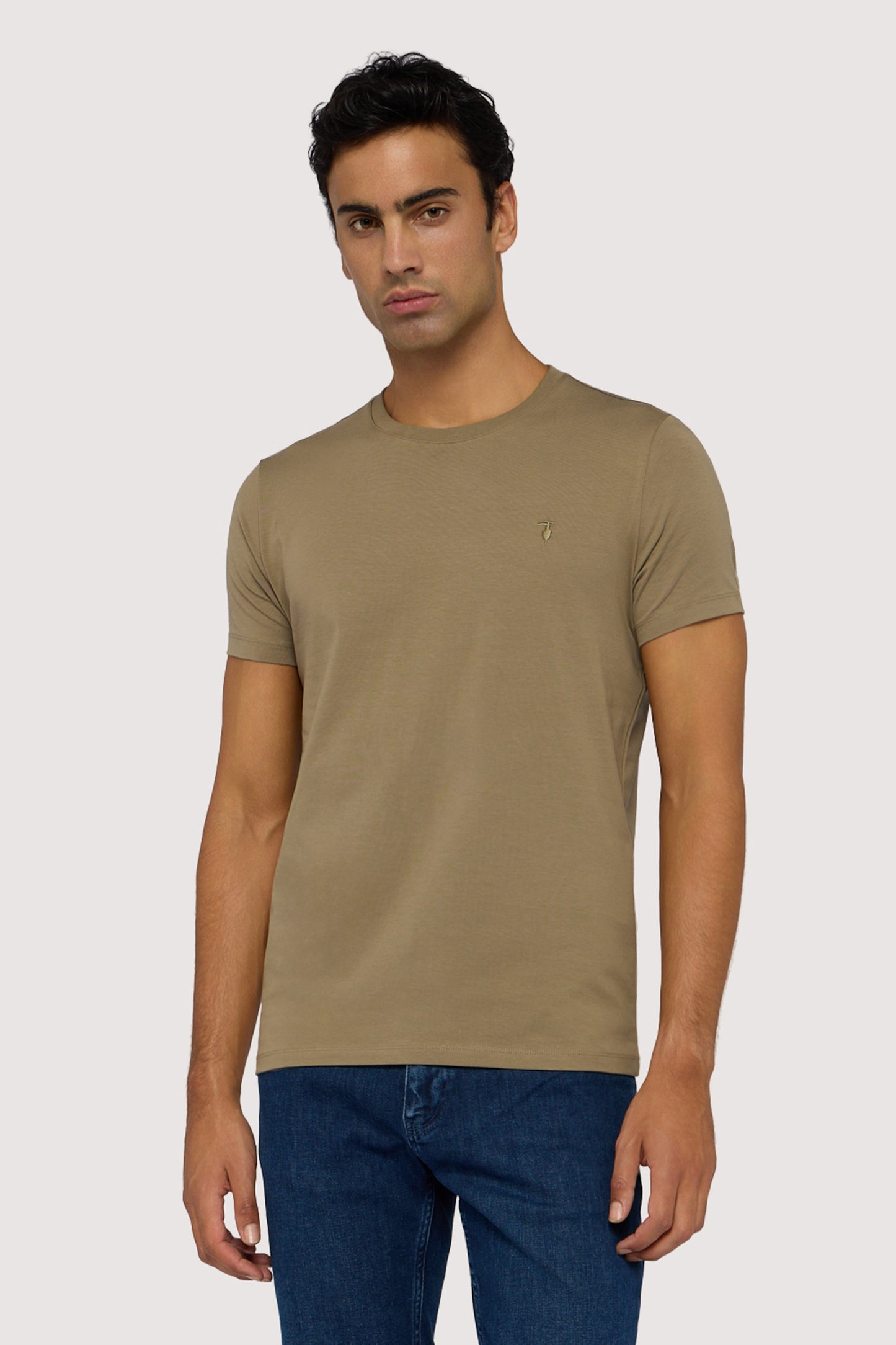 T-shirt slim fit in jersey con ricamo 1|516e0ffbb23a1c5dfd08aef172afb7713091173720866d0089c39068dd32acee