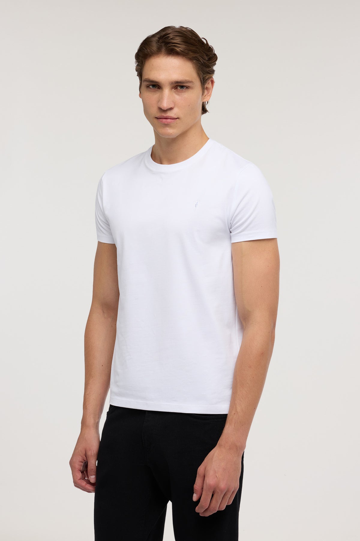 T-shirt slim fit in jersey stretch con ricamo 1|a59a6ef82faa39371c3c1d2c522bed98088abf15805464f1a21e65899fe7a849