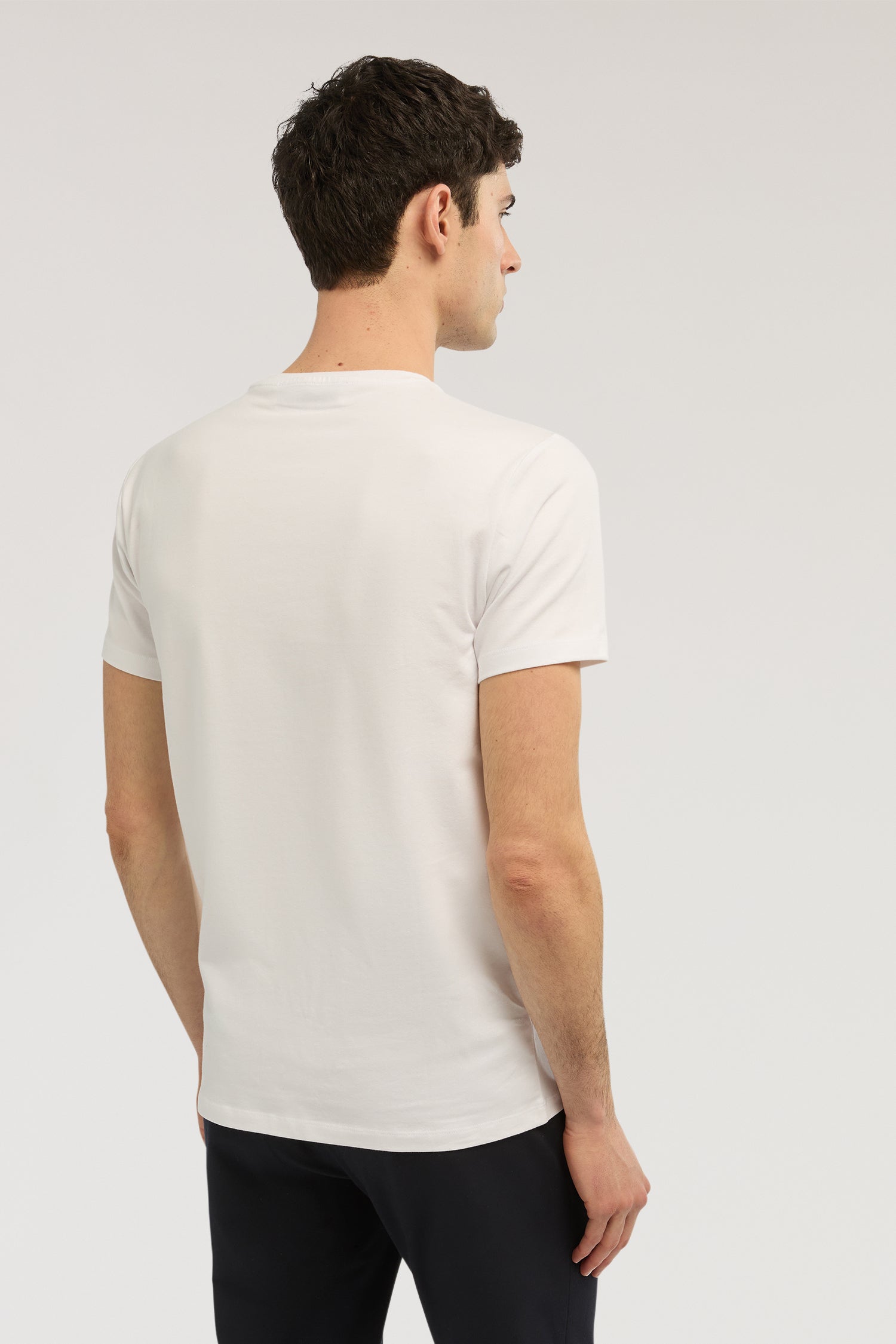 T-shirt slim fit in jersey stretch con ricamo 3|c2697f0b3b1d3a6618f92c786d35b182e89aca3d1dfe9c01b3e069b82ee34bb8