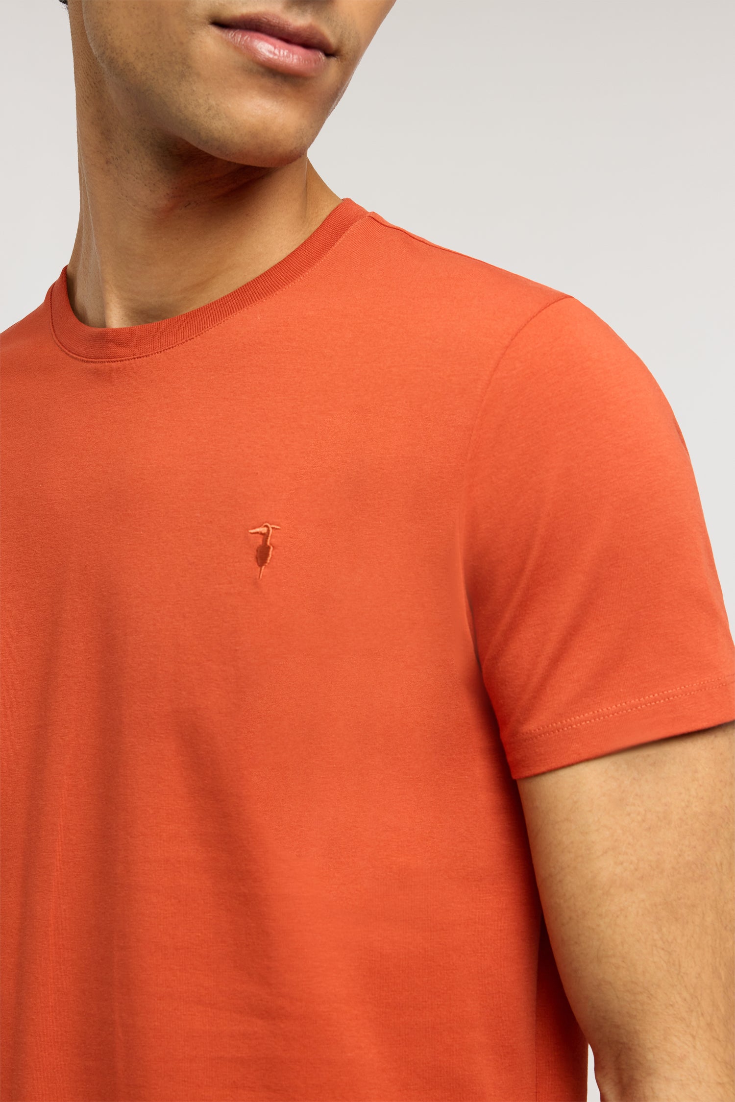 T-shirt slim fit in jersey stretch con ricamo 3|6e71e206c6f8654540678a65e397c64f67358e8734a6631e9e571949cb7d917d