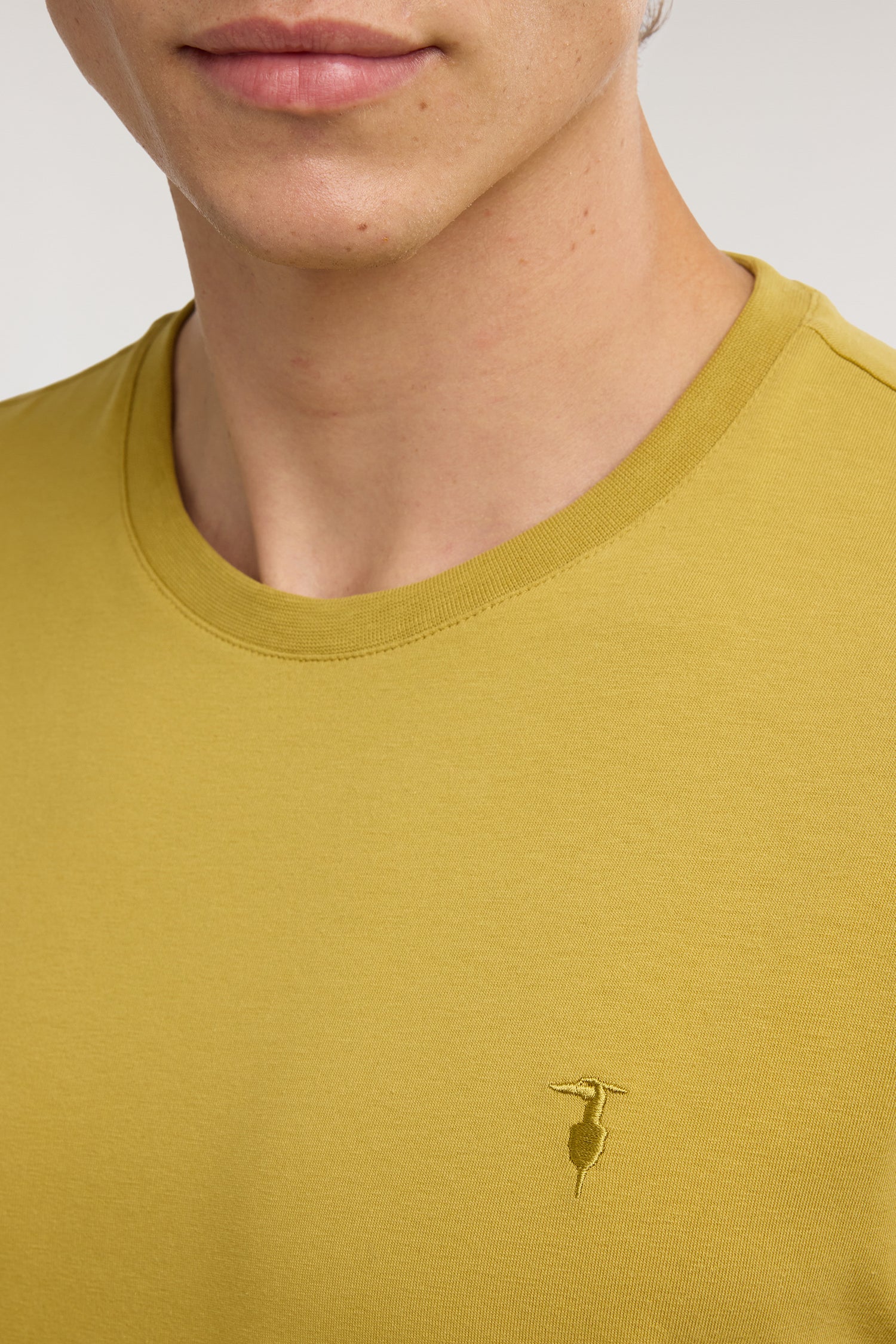 T-shirt slim fit in jersey stretch con ricamo 3|cf69ad3dc27e35ab3f757af170b53d406c0bff491acb99970dfab5059be59b83