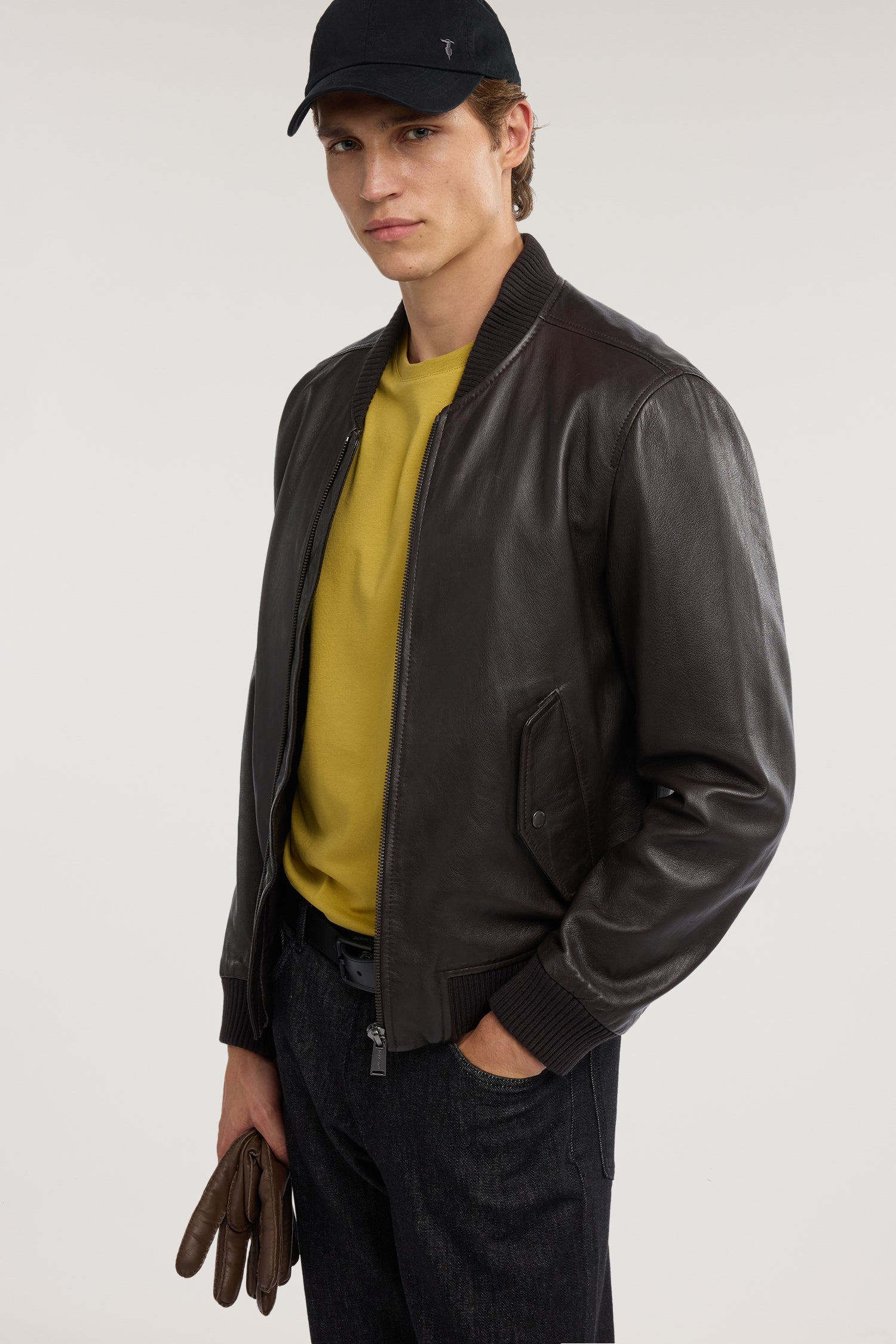 T-shirt slim fit in jersey stretch con ricamo 1|b587f16bc6b65155bace1aea15633501146ea25270eb7bdc243a3c452af5b364