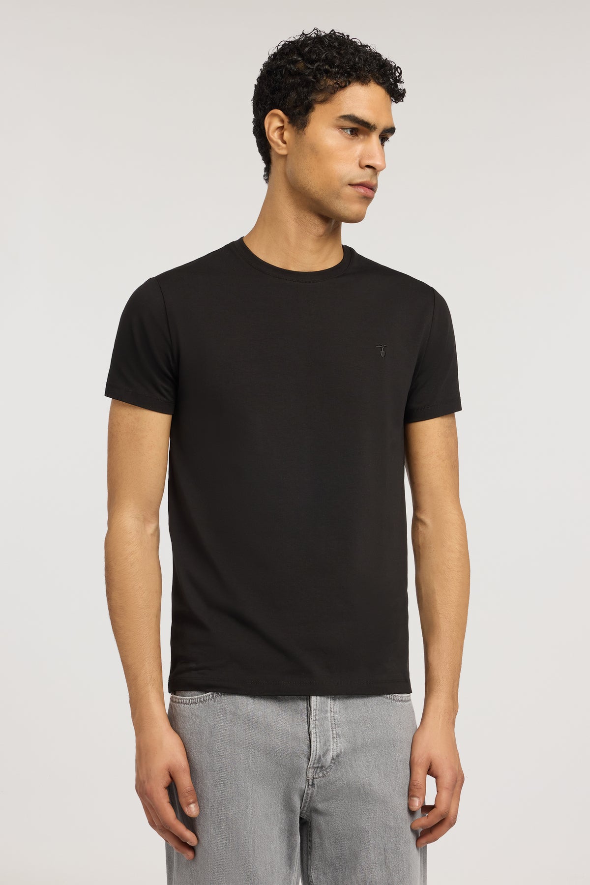 T-shirt slim fit in jersey stretch con ricamo 1|2d5166d1b832be7e0c74849cb89a949496c4c39cd37e3ab2bdf551df130d1ffa