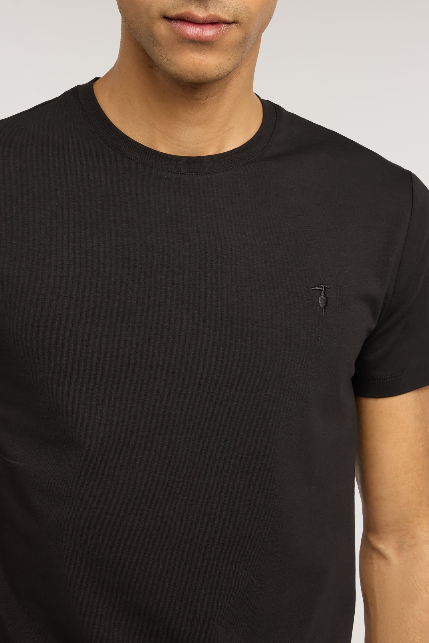 T-shirt slim fit in jersey stretch con ricamo 3|ef8a2c589648a3e8f6a538de4fad2c3fbf167ff9614cc2f7270058511eb57491