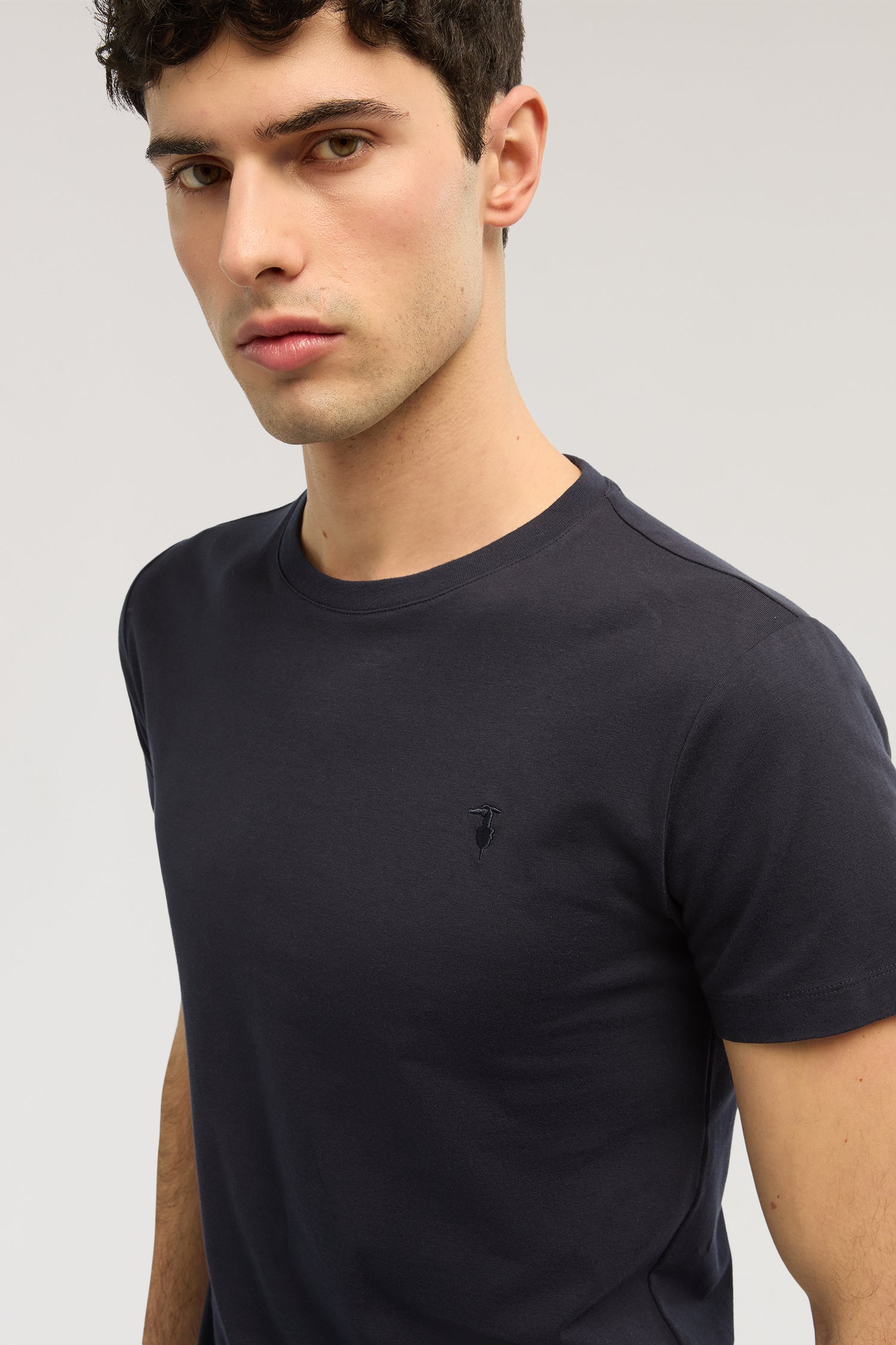 T-shirt slim fit in jersey stretch con ricamo 3|0b970ec123ae0df2d4b40d93c4cb4f2322d24ef340889039bc031a778383bcb0