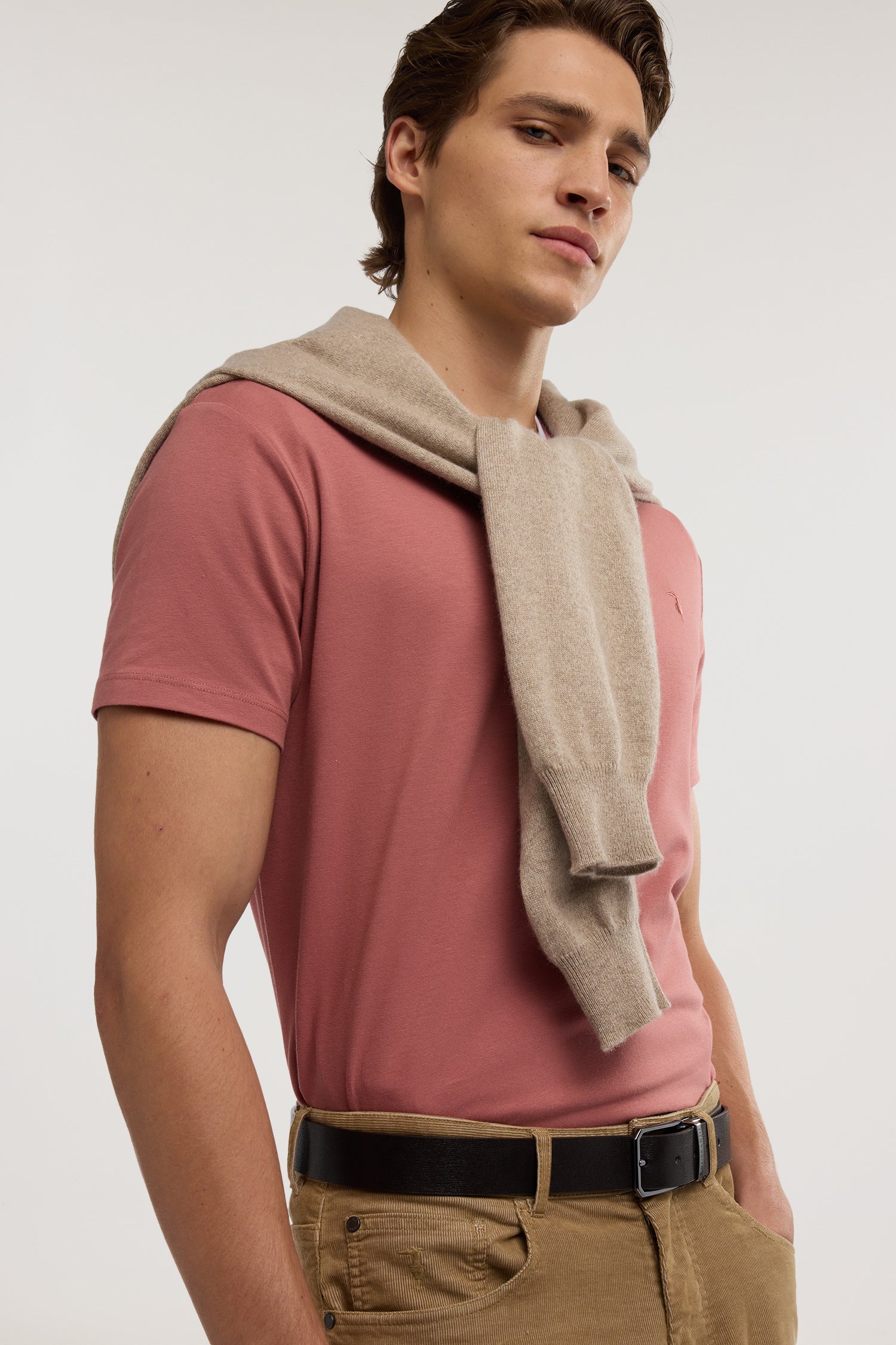 T-shirt slim fit in jersey stretch con ricamo 3|d331d3798122575c6e1d50a9d9f908edf94515436713b889bf49c6d672f4b6ce