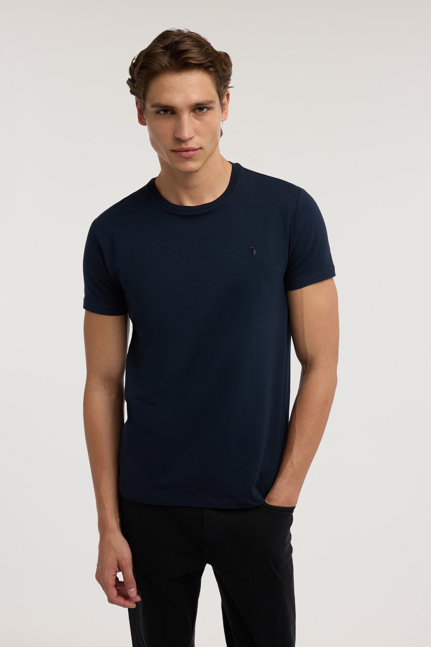 T-shirt slim fit in jersey stretch con ricamo 1|b897c6ec828e3e30c058b2caac78db2e96317dbca44f37971a3628b7f88c521e