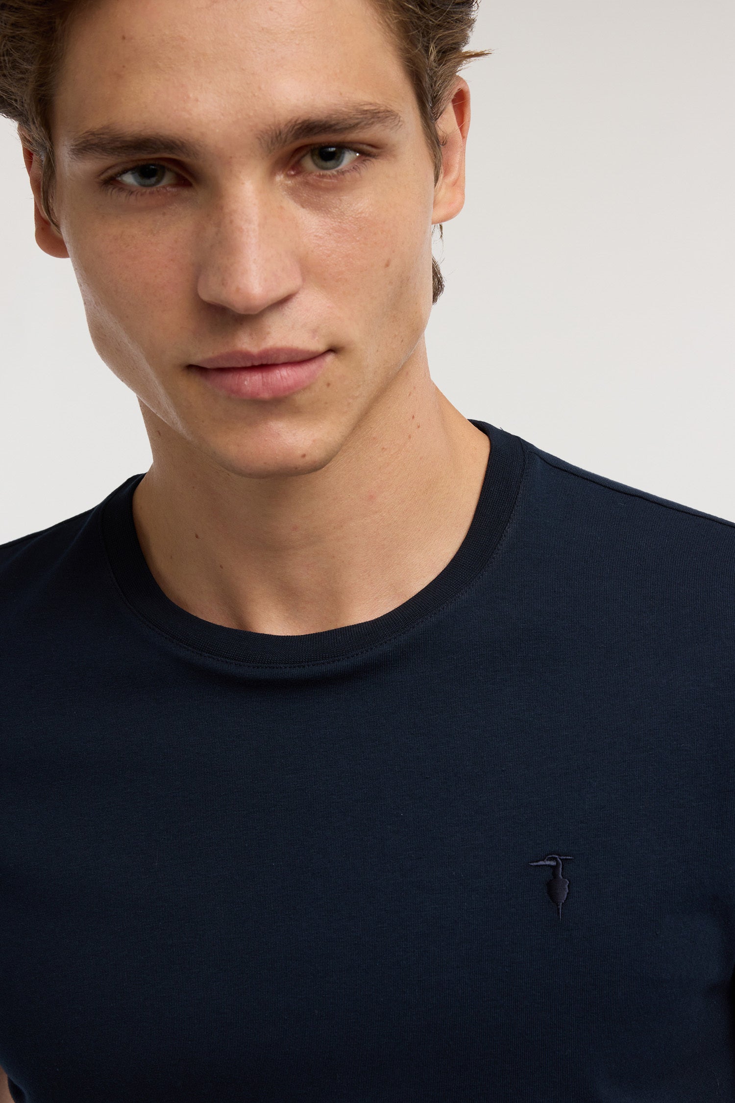T-shirt slim fit in jersey stretch con ricamo 3|46c0549d9e51b1b399eda3066007da6206f39107765191d9e5470bc82e215ba2