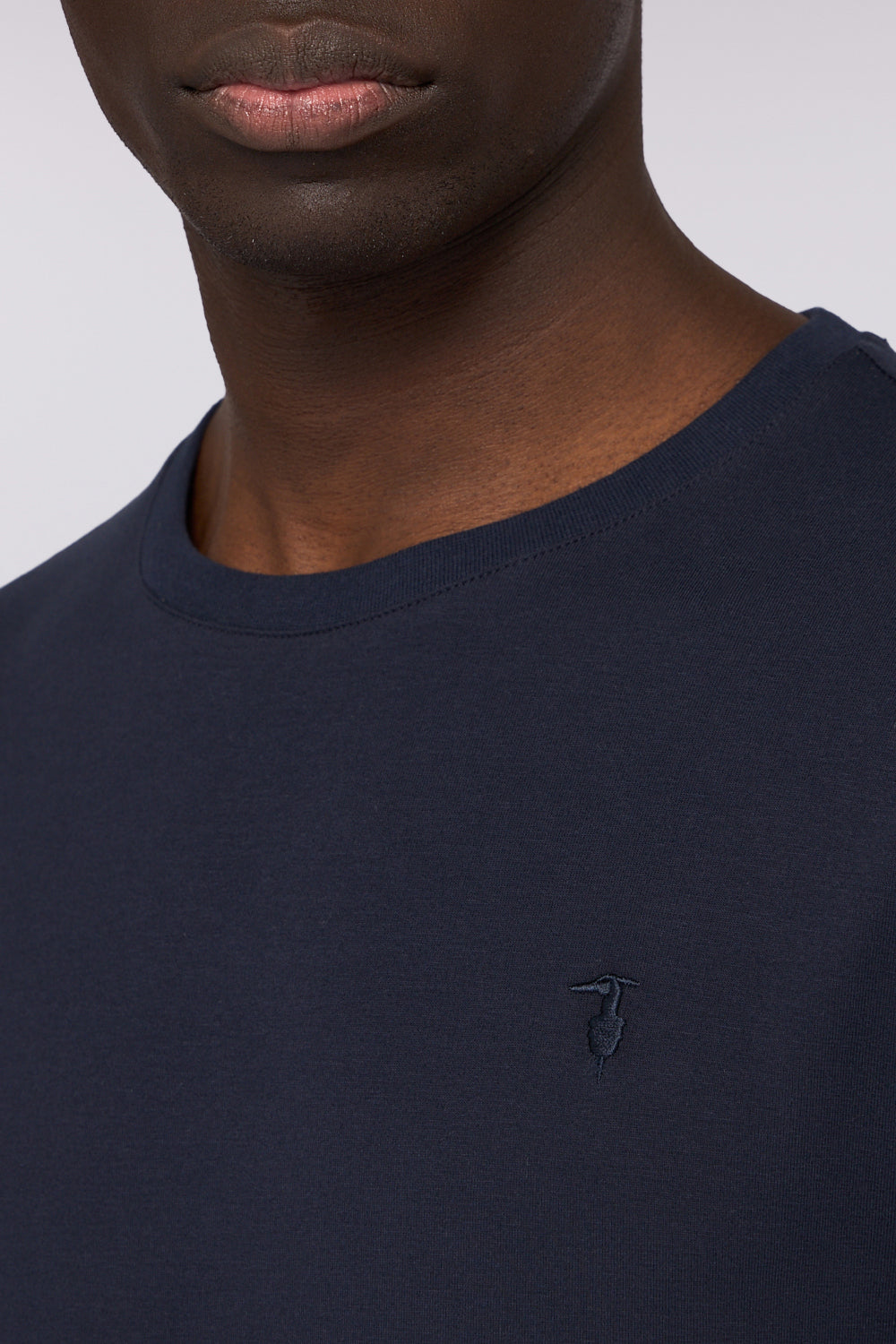 T-shirt slim fit in jersey a maniche lunghe 1|5870b381820209b127c98406330d6fce47462fa73c867c6567a0d57ba6159b60