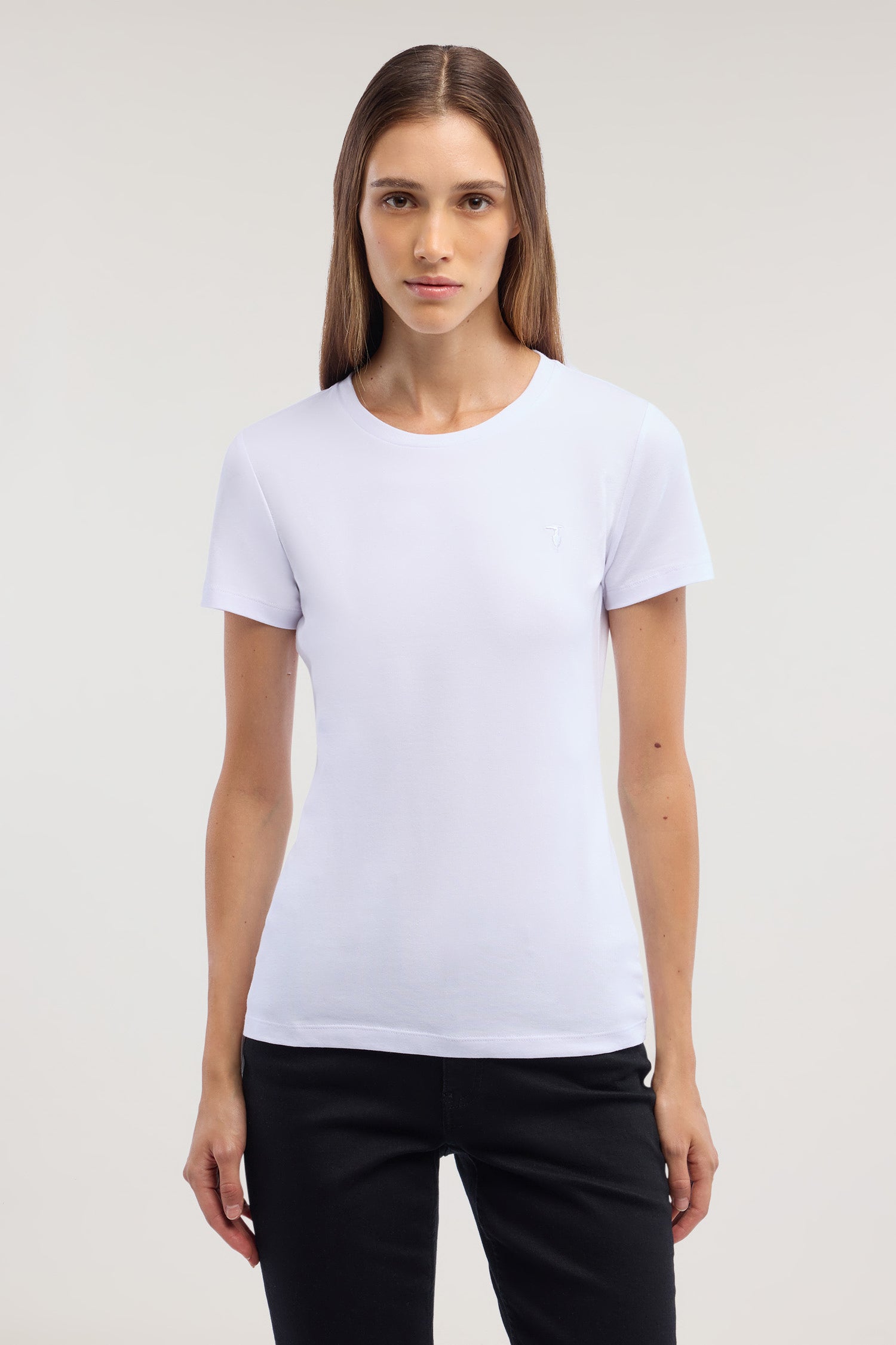 T-shirt slim fit con ricamo 2|30be5ecd428641415a8ced560c0ab65b7e9d9e7aa510518aeb09d6815f2541ea