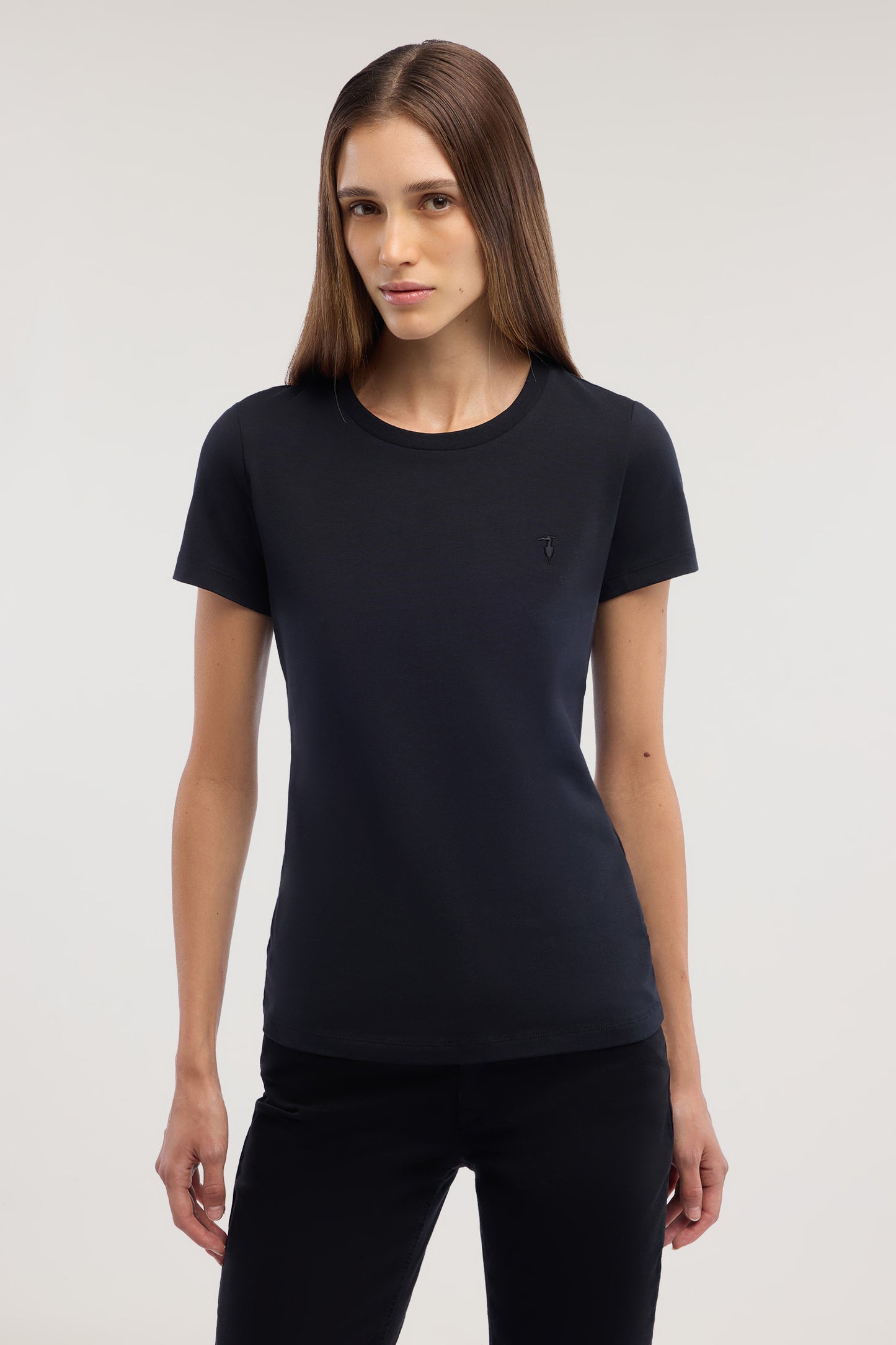 T-shirt slim fit con ricamo 4|e8890d3d110ff0b9ab4588c3985c3926af403c4d223dd2c431af383c12e3405d