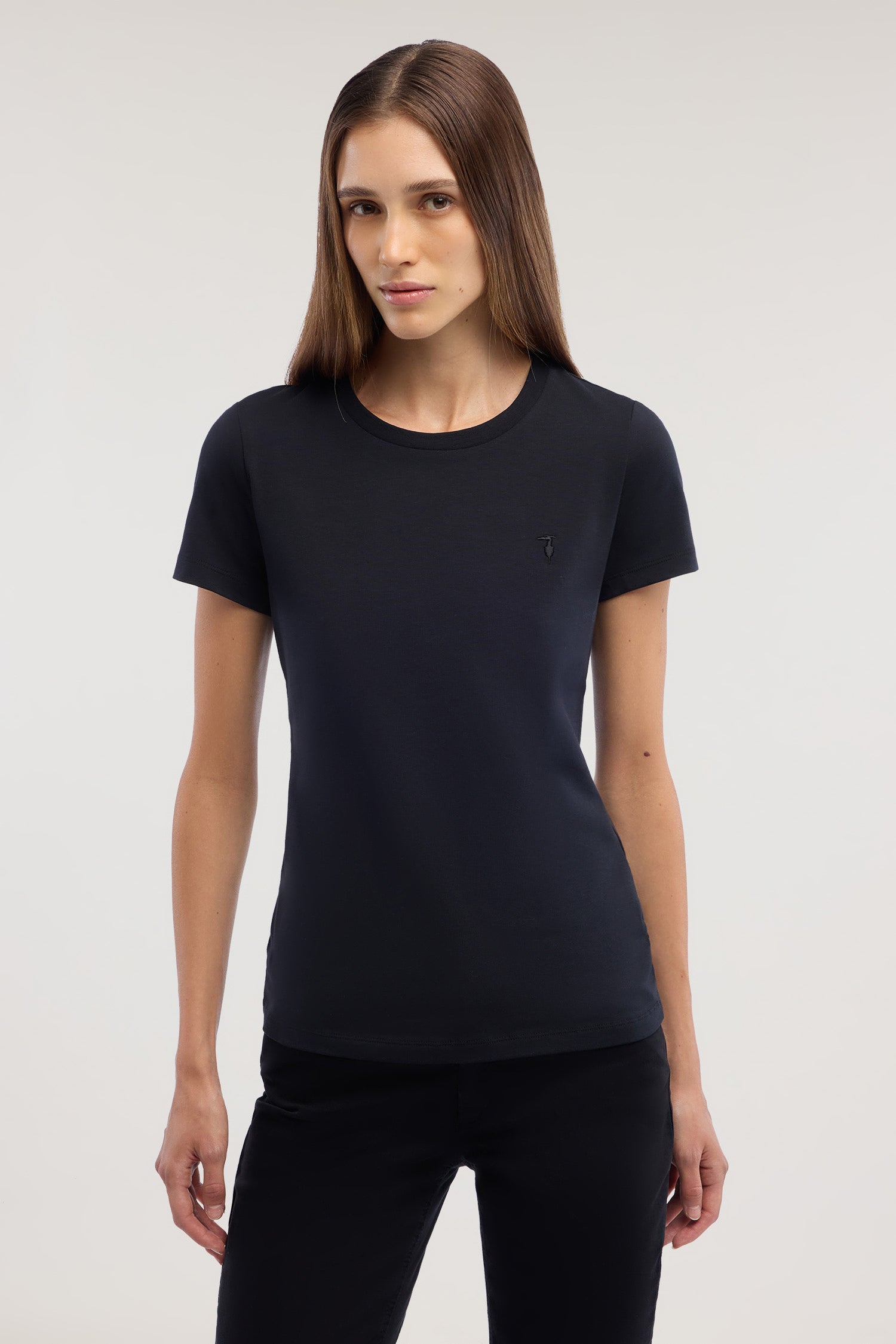 T-shirt slim fit con ricamo 4|e8890d3d110ff0b9ab4588c3985c3926af403c4d223dd2c431af383c12e3405d