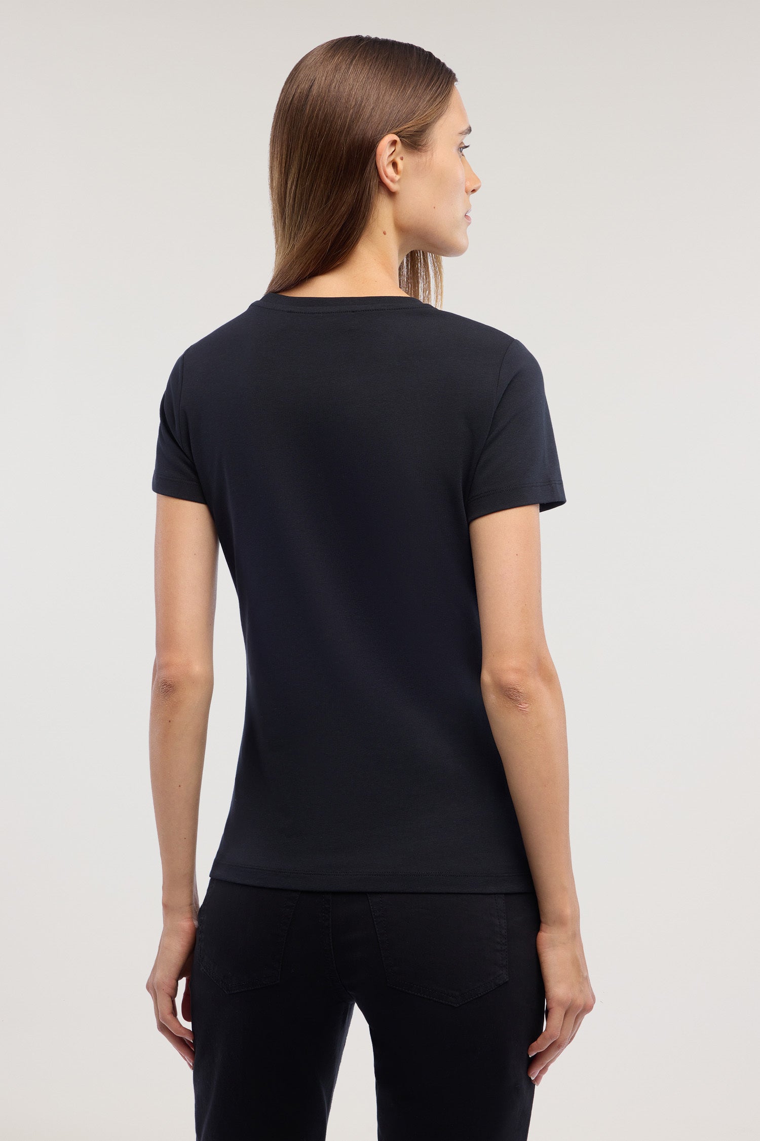 T-shirt slim fit con ricamo 1|e0fc685307ab99aa05b81432e37552b62d61ba496cab272905ab07dd7de9fde0