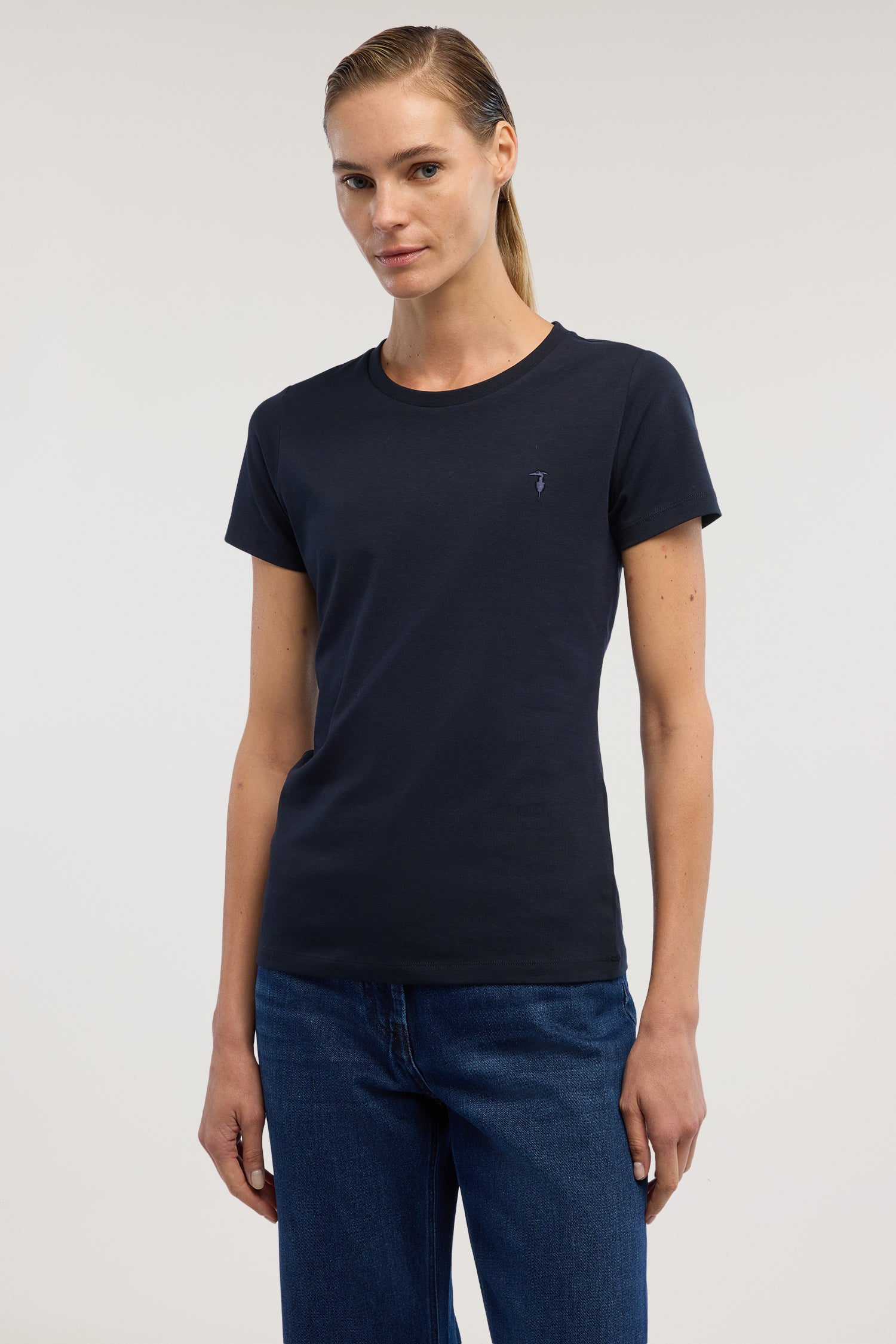 T-shirt slim fit con ricamo 1|8a20f4c487cd325c7116406da87c45a4f31cb7e4fc642e2c2a0df22084b93a40