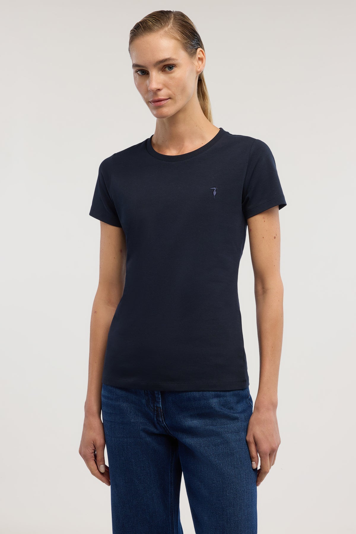 T-shirt slim fit con ricamo 1|8a20f4c487cd325c7116406da87c45a4f31cb7e4fc642e2c2a0df22084b93a40