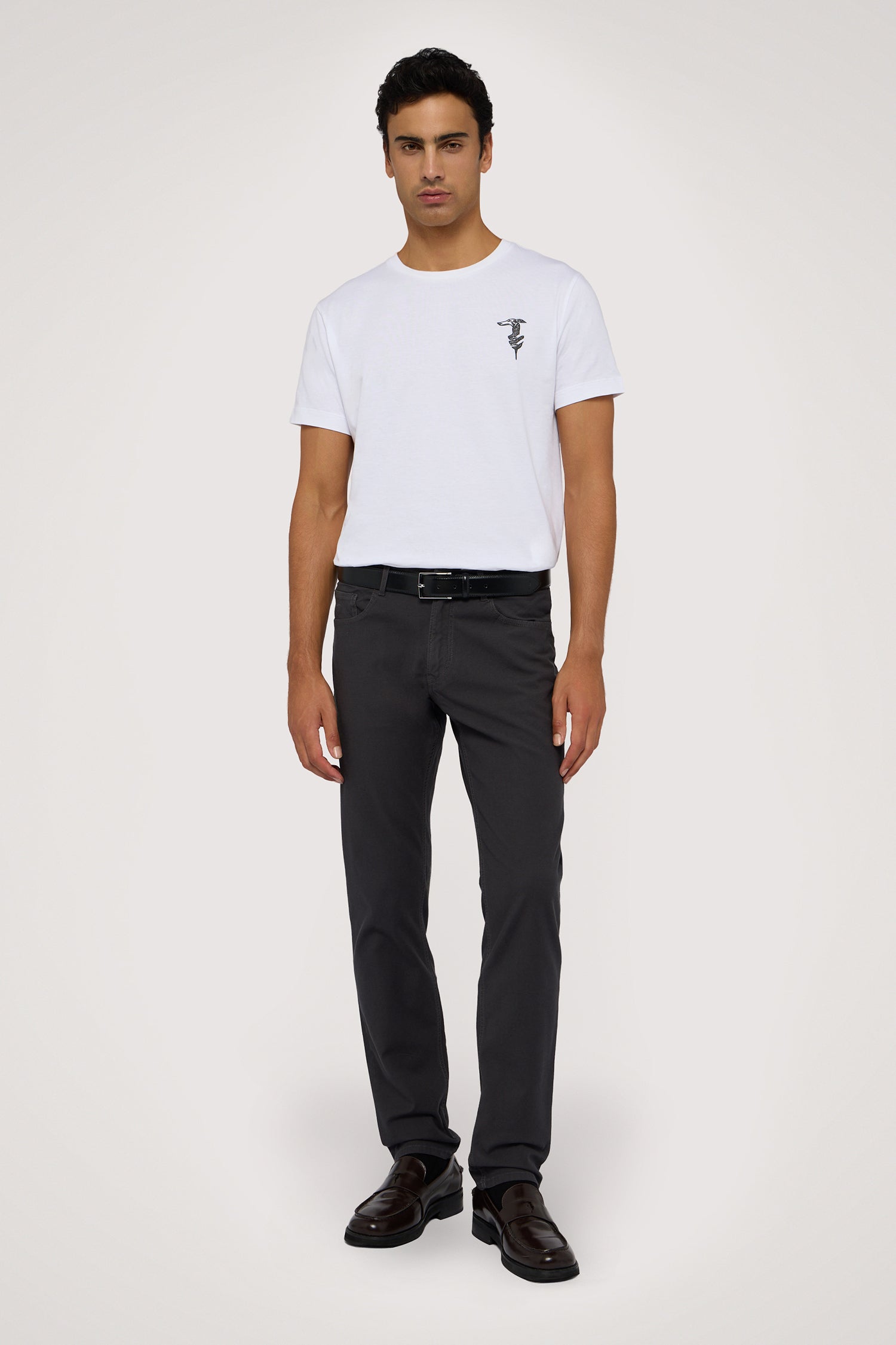 T-shirt regular fit con ricamo in contrasto 4|d422c056e62d050e1e718f3da6bb1a27c7427dd7eb099b4583a723f75f14dbd7