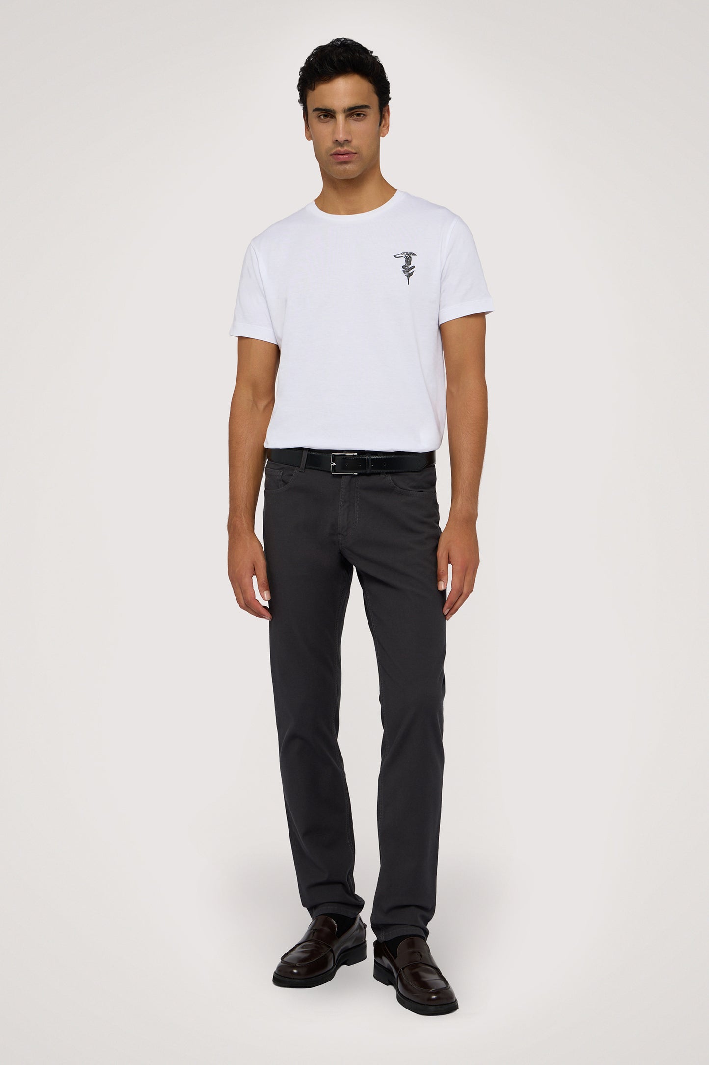 T-shirt regular fit con ricamo in contrasto 4|d422c056e62d050e1e718f3da6bb1a27c7427dd7eb099b4583a723f75f14dbd7