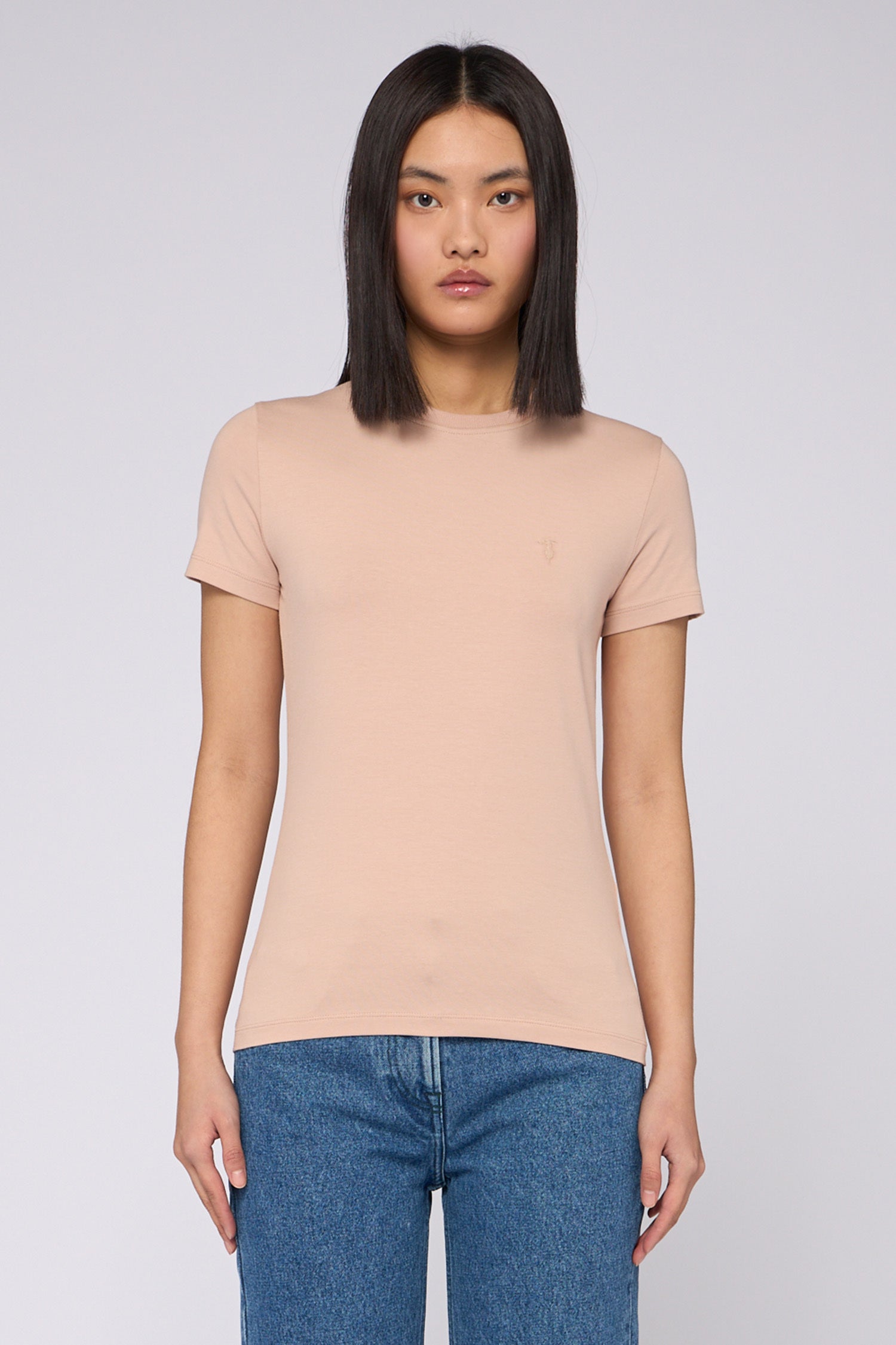 T-shirt slim fit con ricamo 1|f9152ea591353c60a8ad21d48a50a0e49b854d27c6d17087d70e5a0b8c98eb33