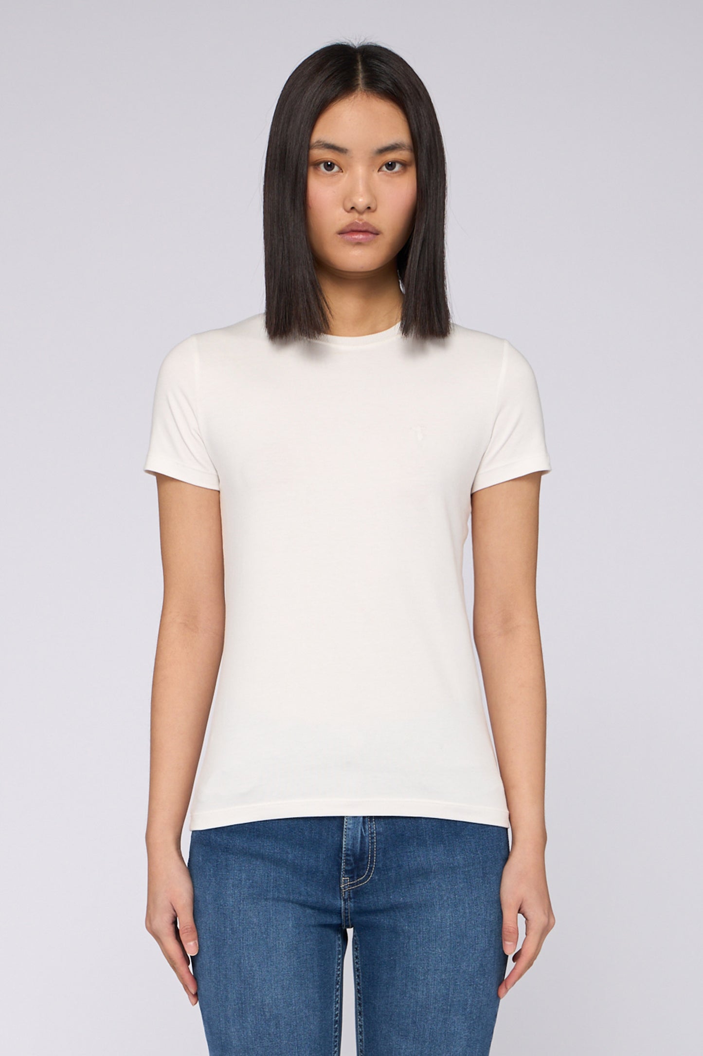 T-shirt slim fit con ricamo 1|cf29dcb7e7edd3c331aae5c3cdcc9fcabedafbc29cd5cd4a30b7a13dacd2f8ae