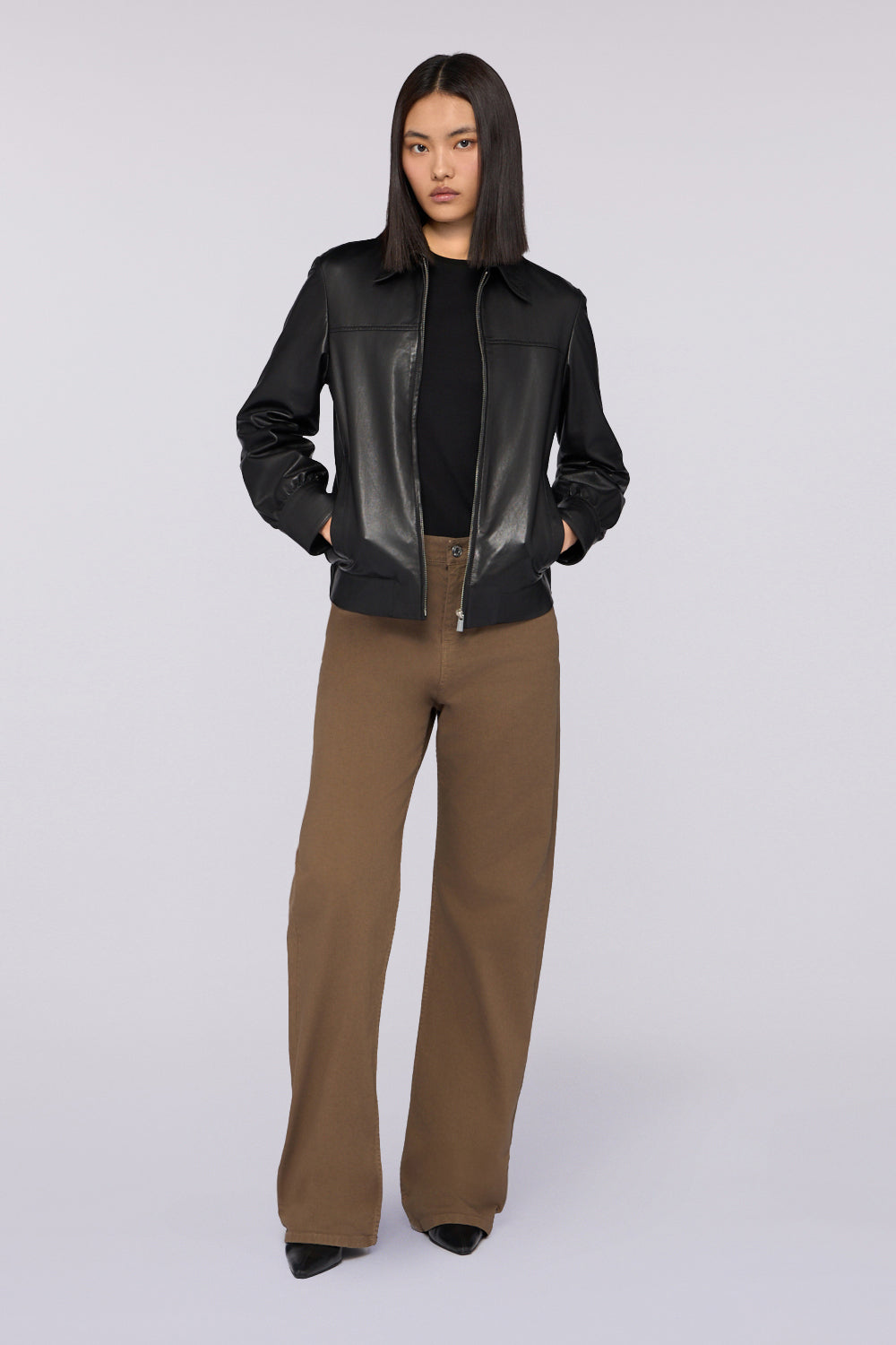 T-shirt slim fit con ricamo 4|15ef476a2a0b1c46267a0ecb4d3cca2e34f0a815c8bb551b779c54b0bcef5c17