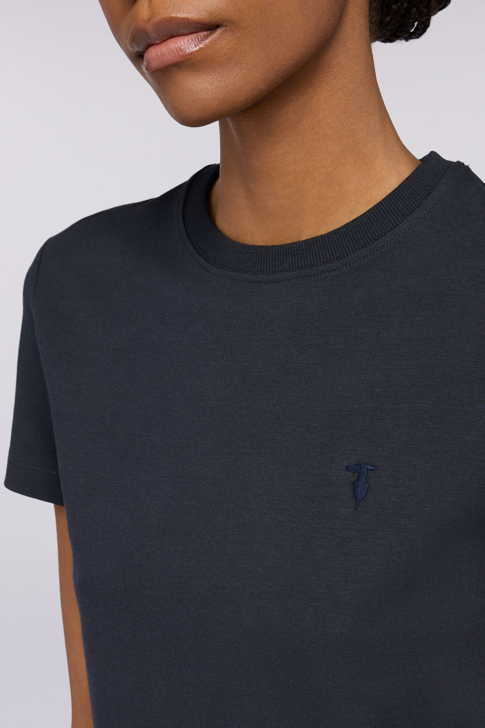 T-shirt slim fit con ricamo 3|8d3cb856fe71332c4c1962924f758be10404a299d0822357aca53f1de8614780