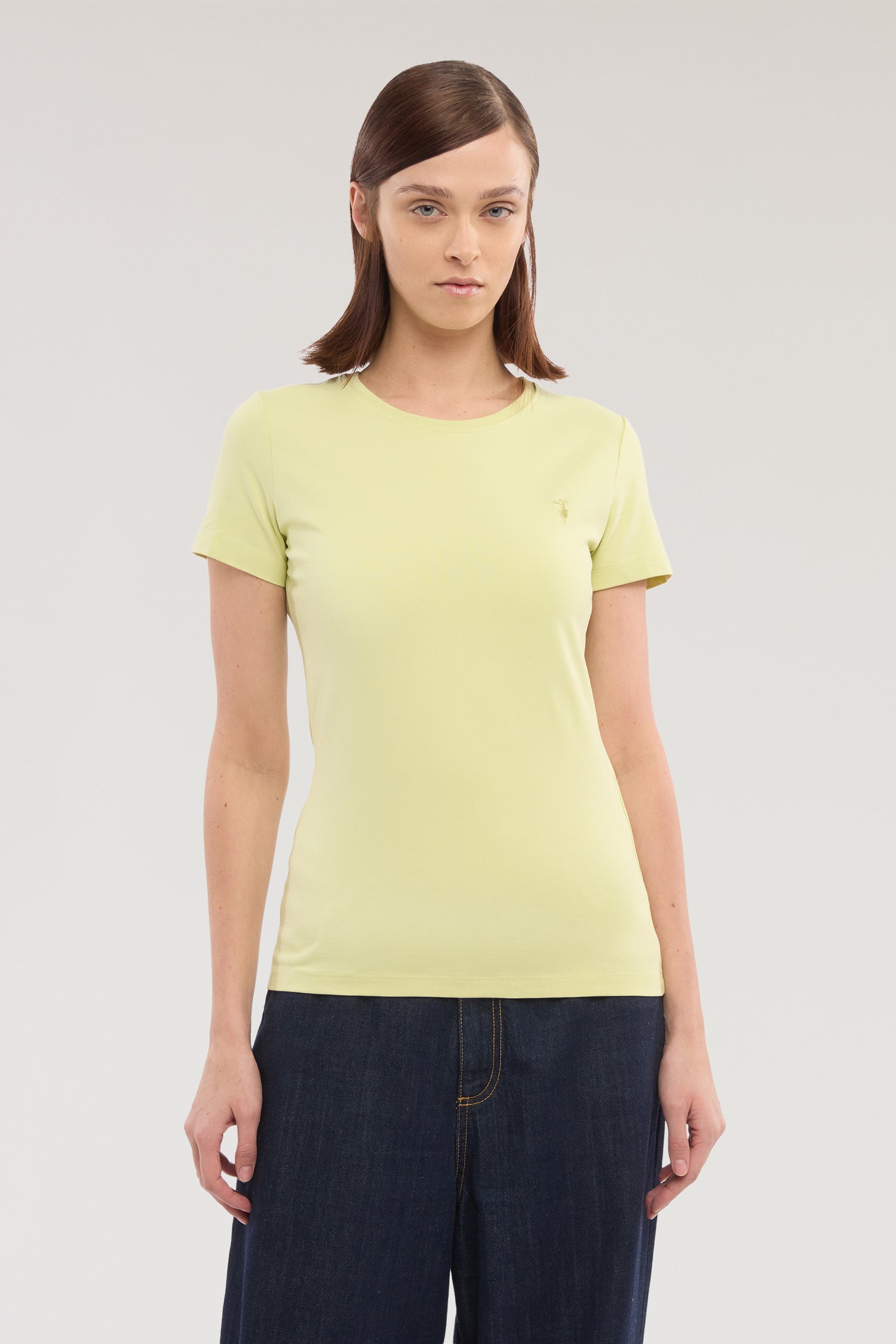 T-shirt slim fit con ricamo 2|4c49f1082d0bbbfd346982fdcaa64add47defc630cc4c73e837b598c23a6e28d