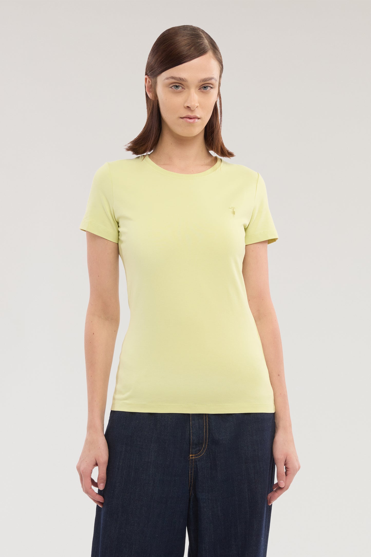 T-shirt slim fit con ricamo 2|4c49f1082d0bbbfd346982fdcaa64add47defc630cc4c73e837b598c23a6e28d