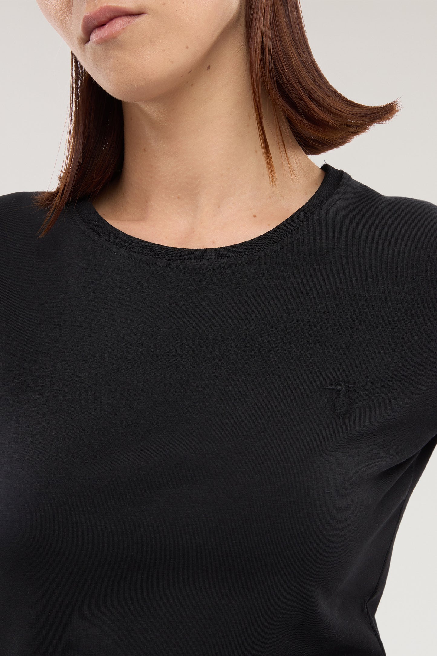 T-shirt slim fit con ricamo 1|1592a6b248fd869772059555af295ce9e1c1efeacc47fc70cf4a1ec22fb5a549