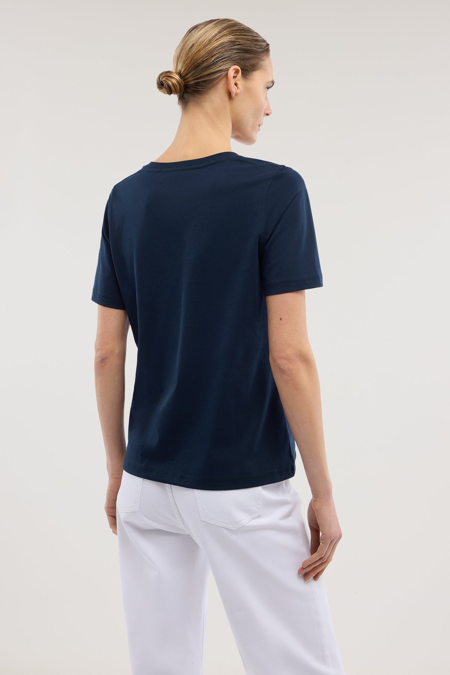 T-shirt regular fit scollo a V in cotone 2|bba99f156097d3bc74e610e3a85ee53a27ed0b9a5c4639de02f19ca87d955c3a