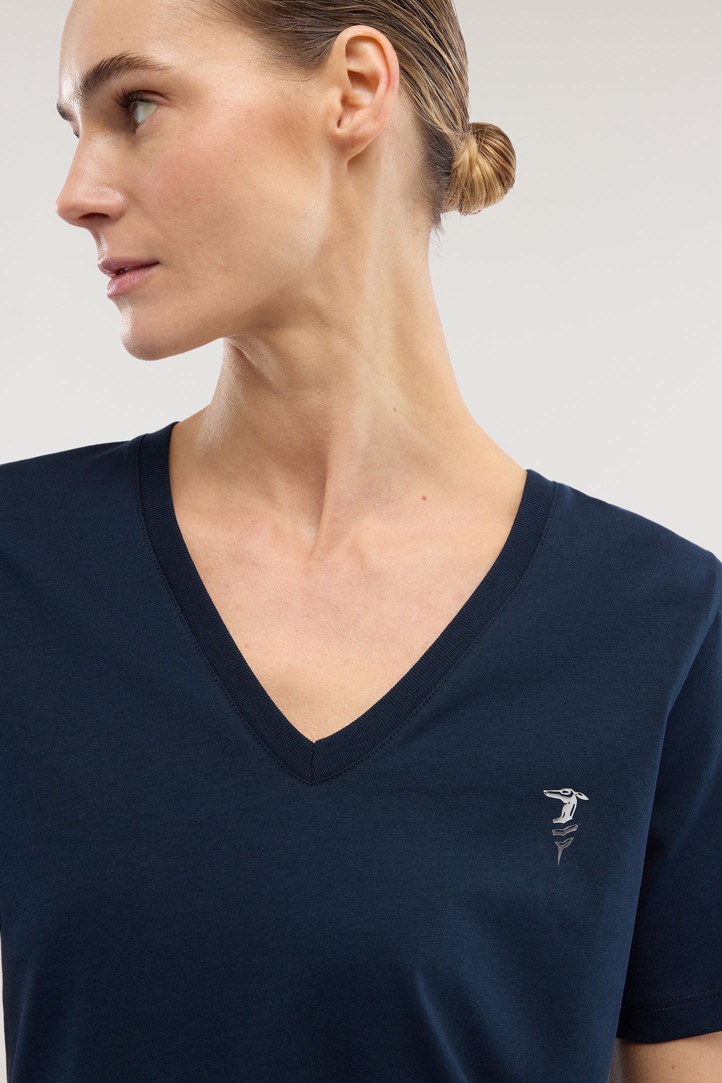 T-shirt regular fit scollo a V in cotone 3|d06a9f5be1a95e3d1222d59c26bda496395cd5b367194abf637df6a260e7b943