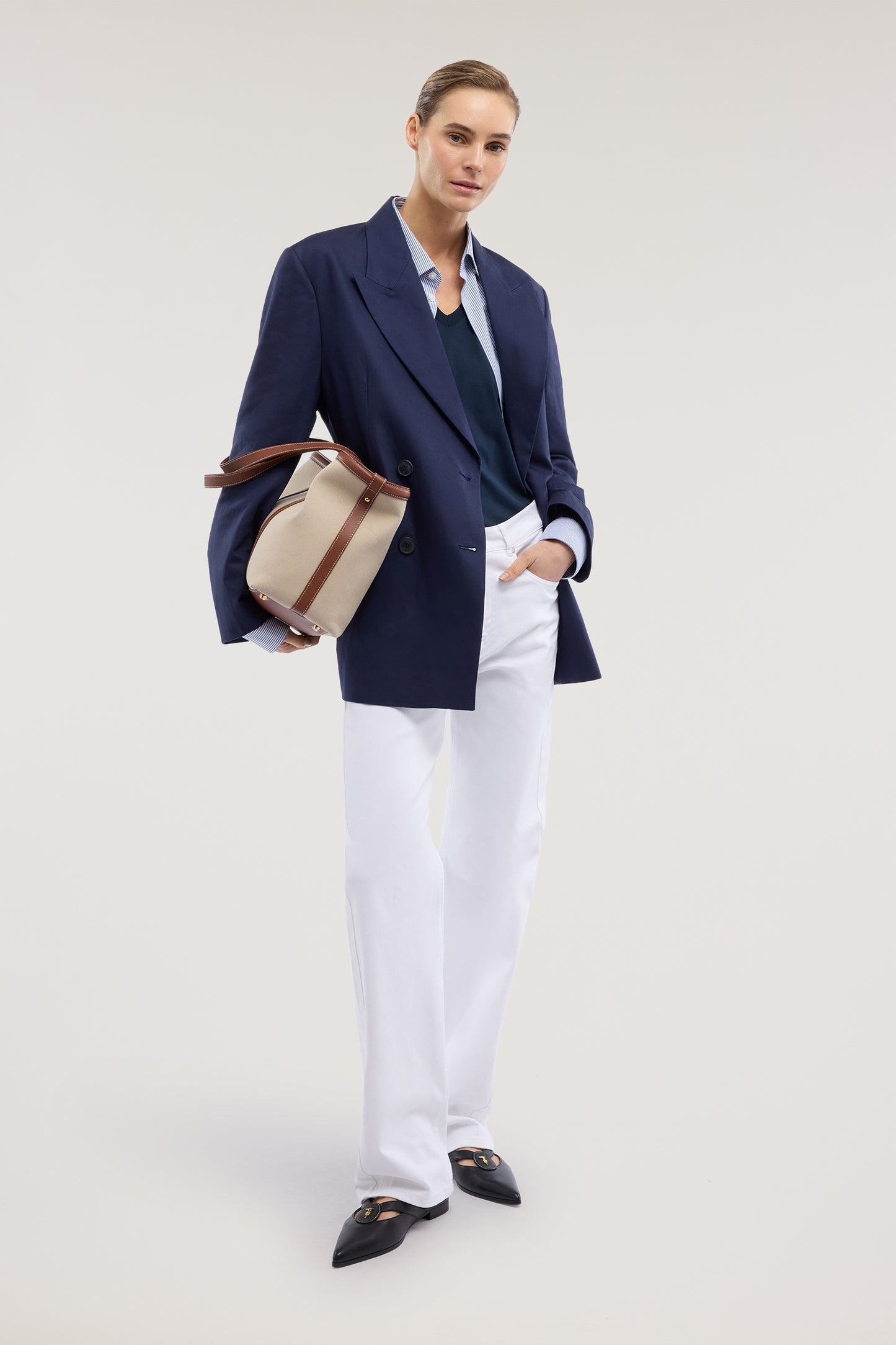 T-shirt regular fit scollo a V in cotone 4|a27a7989001ed853c95a171e03172e2e5aec50291fd57e34c6c8f0a6f6dac754