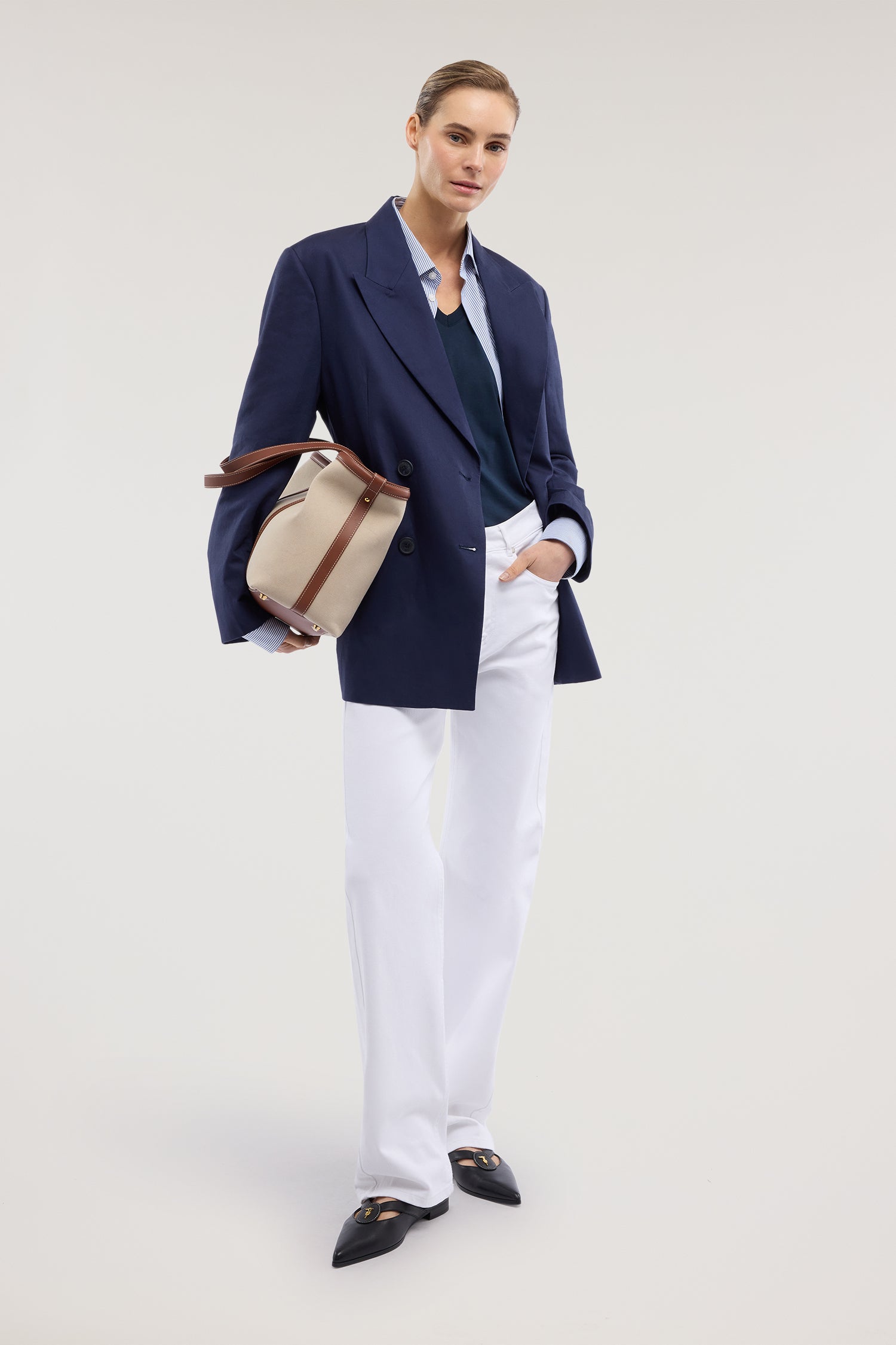 T-shirt regular fit scollo a V in cotone 4|a27a7989001ed853c95a171e03172e2e5aec50291fd57e34c6c8f0a6f6dac754