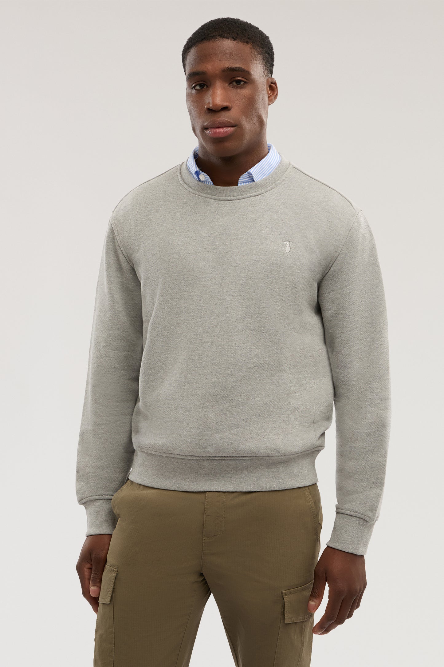 Felpa girocollo in jersey diagonale con ricamo 2|a4002a811cac146854eaebc43008f9a57770f1d72811e6d46d6a116b617aaf71