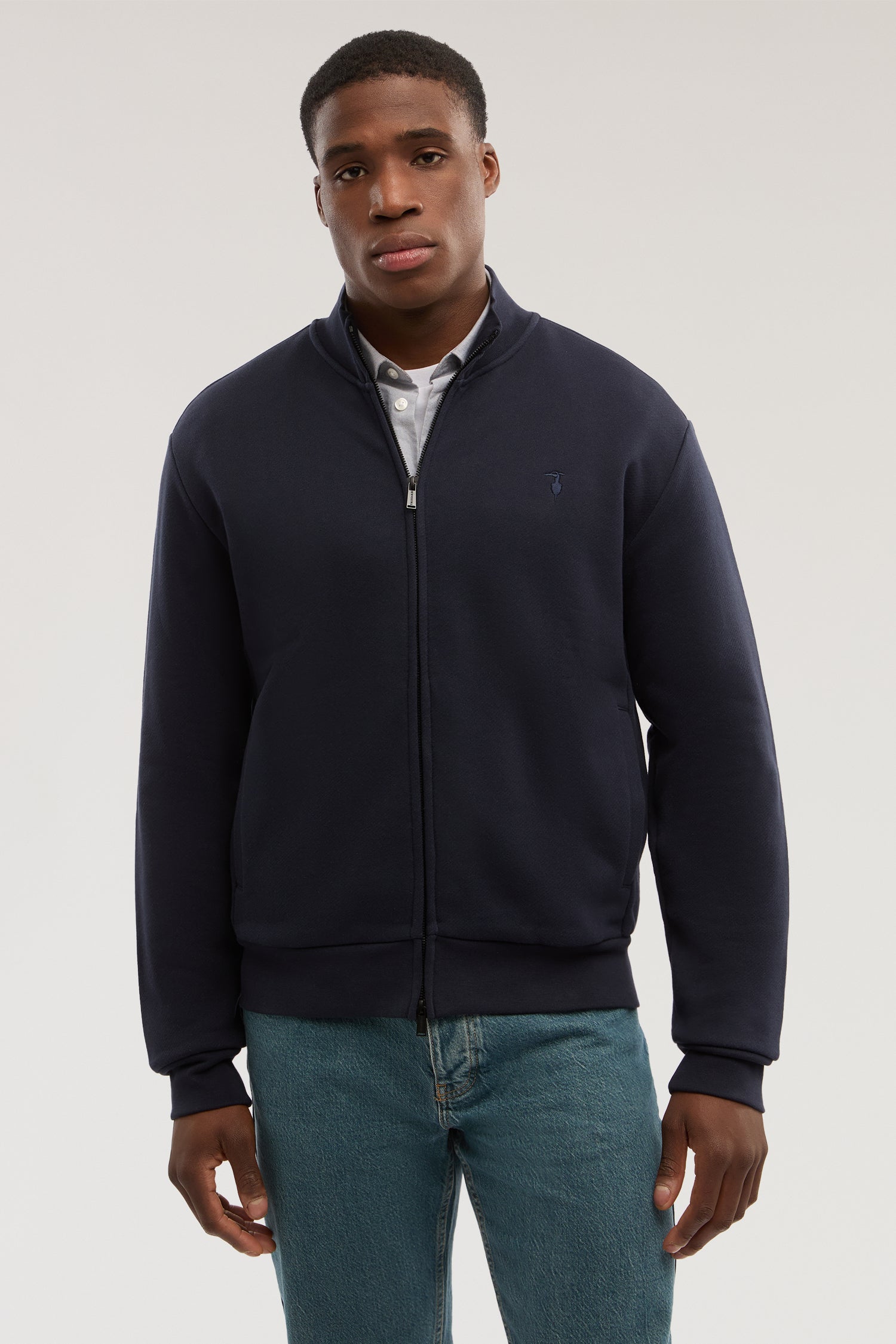 Felpa con zip in jersey diagonale con ricamo 1|5c3a45a676c5ace3f15c51192ca1cec713fdc7403af61f35c7740912ad276339