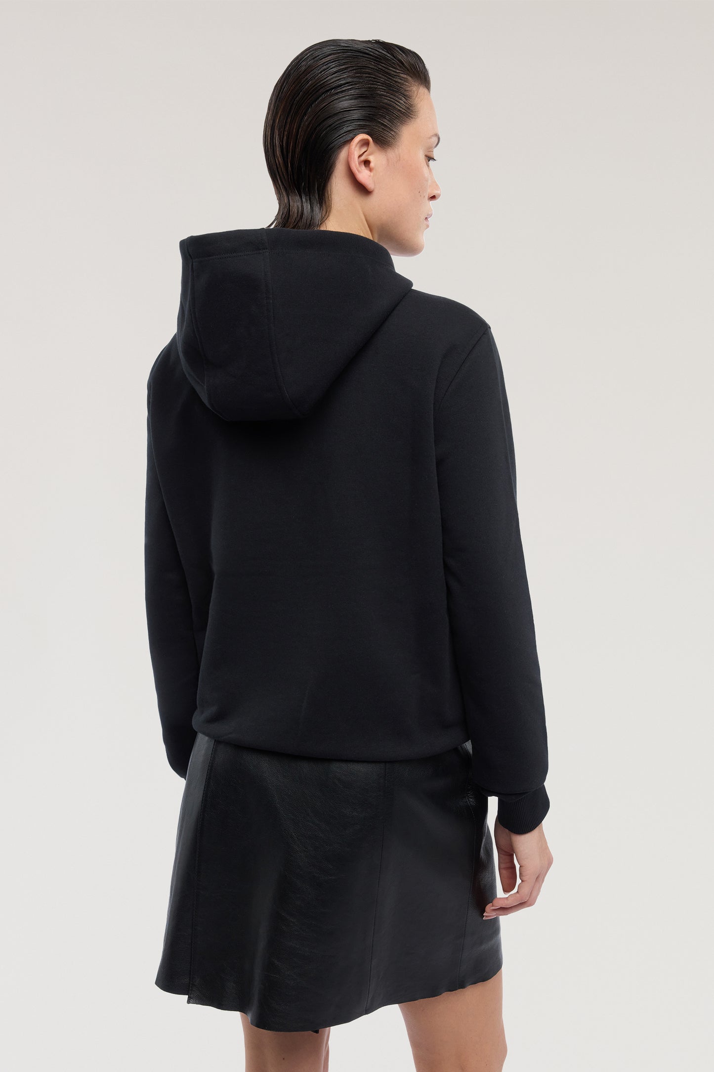 Felpa con cappuccio regular fit con ricamo 2|d2f7507aa4e64cd67ab06b8cc9d41fa4ebb546e711c0df60e3da4c3dfbae2a18