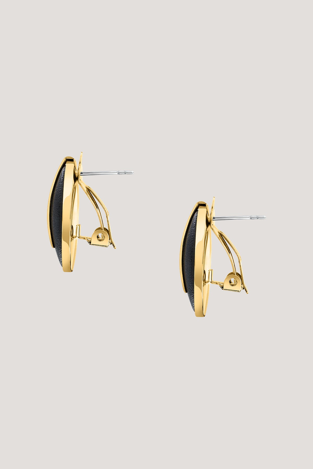 Orecchini in acciaio e pelle 4|a5a4b657f072f27a6d5c31a95b7982b8cafd5a3a7c94f37866d9dc801537d33f
