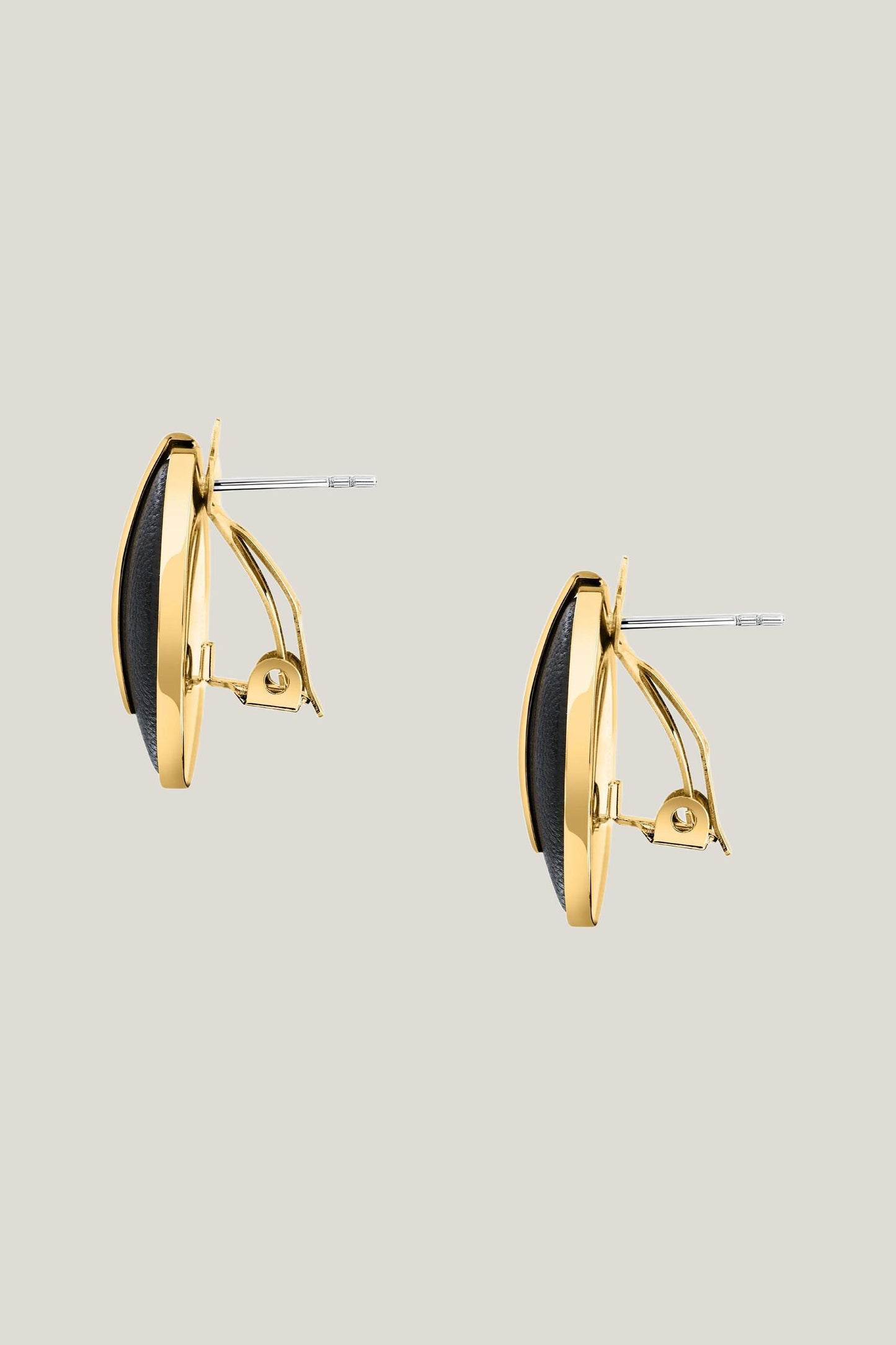 Orecchini in acciaio e pelle 3|a5a4b657f072f27a6d5c31a95b7982b8cafd5a3a7c94f37866d9dc801537d33f