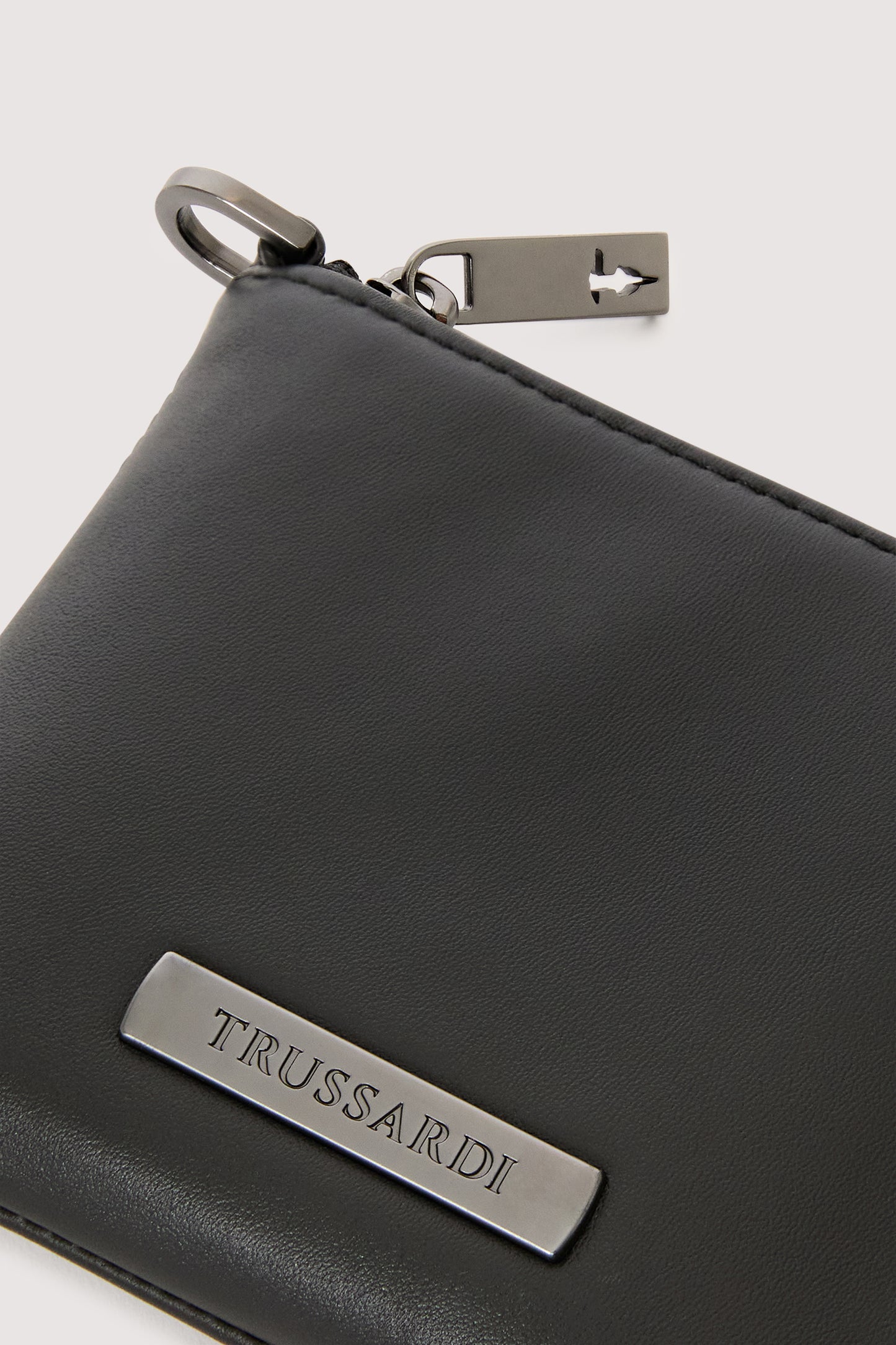 Portacarte Travel con zip e strap in pelle 7|a42e38a2a1158ae30fbe4428e66d9165f65302c69a08097bdbb163a729a163c3