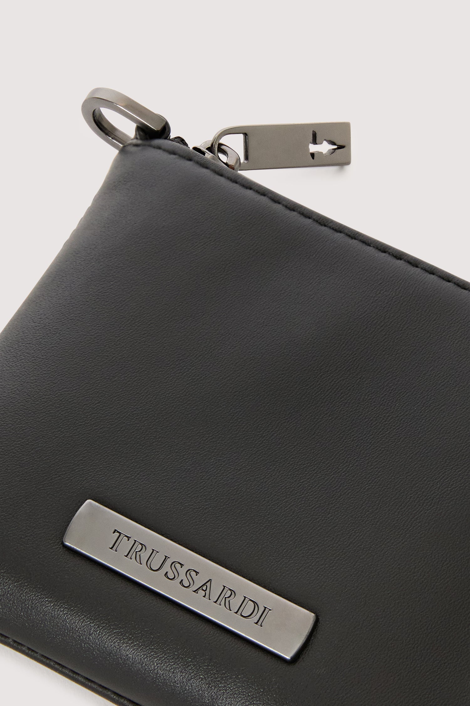 Portacarte Travel con zip e strap in pelle 4|a42e38a2a1158ae30fbe4428e66d9165f65302c69a08097bdbb163a729a163c3