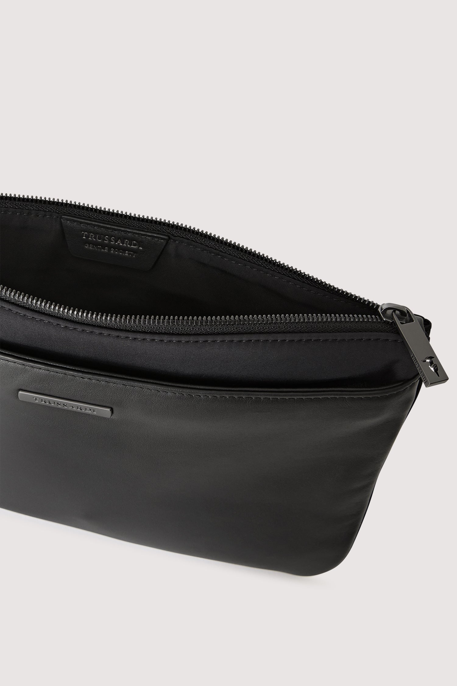 Pochette Travel media con zip e polsiera in nylon 6|7820542cd6d057aee03ea619027cb932a0fc648dc694304aaf42aa0d2b68d96f