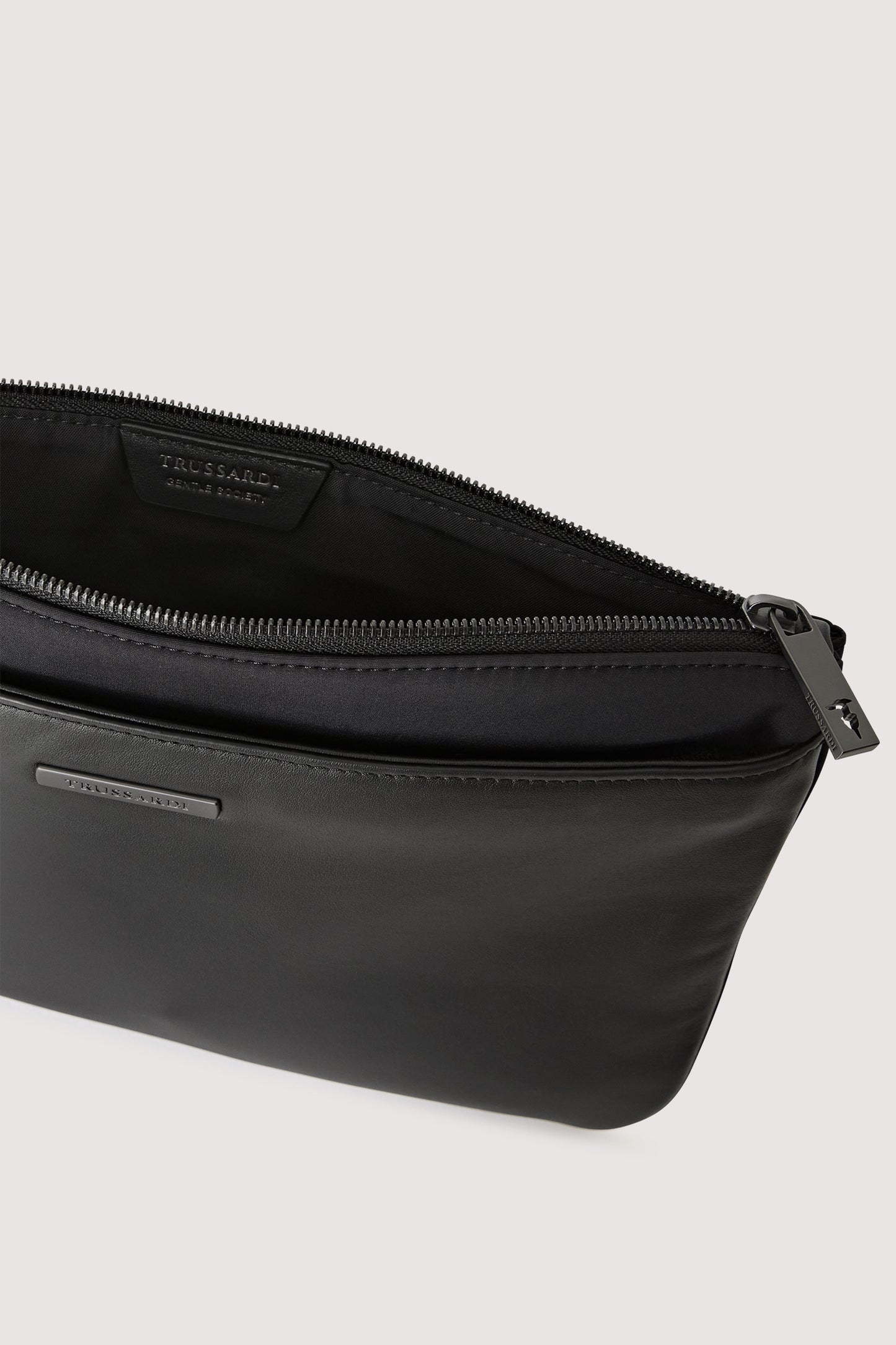 Pochette Travel media con zip e polsiera in nylon 4|7820542cd6d057aee03ea619027cb932a0fc648dc694304aaf42aa0d2b68d96f