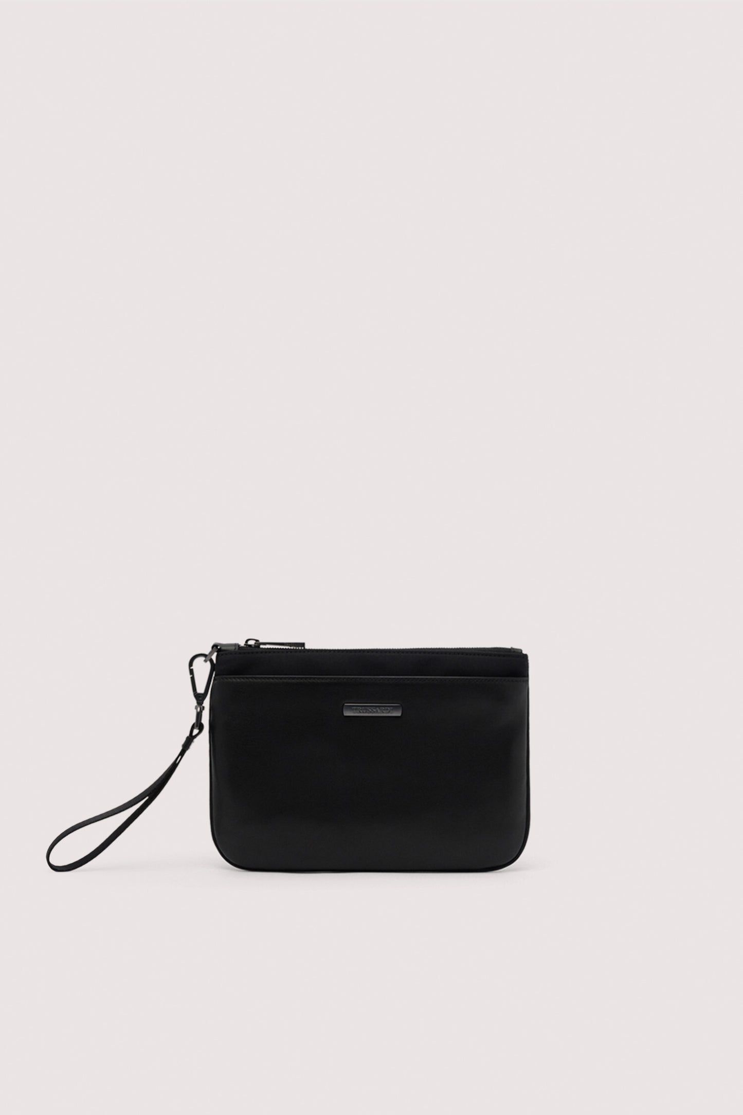 Pochette Travel con zip e polsiera in cuoio 1|1d8b4070dc7c645ea2b16631d6f88ecff69eee819febd06401fe875e25d68a33