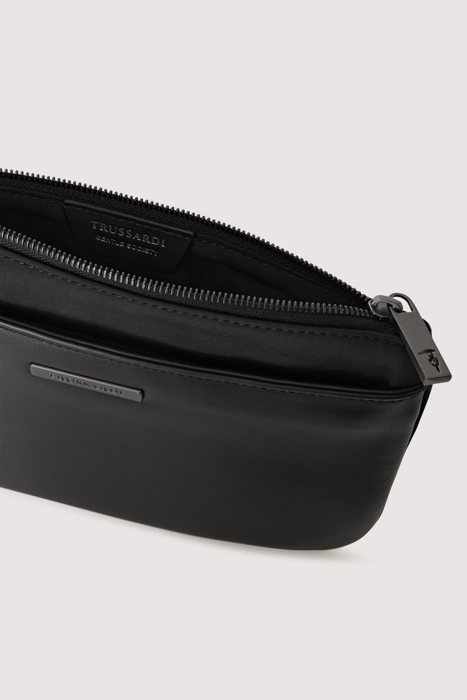Pochette Travel con zip e polsiera in cuoio 4|3a7b937173cc98ffaad19900746505f6574dcba897b11aca0d873fdb575dd67b