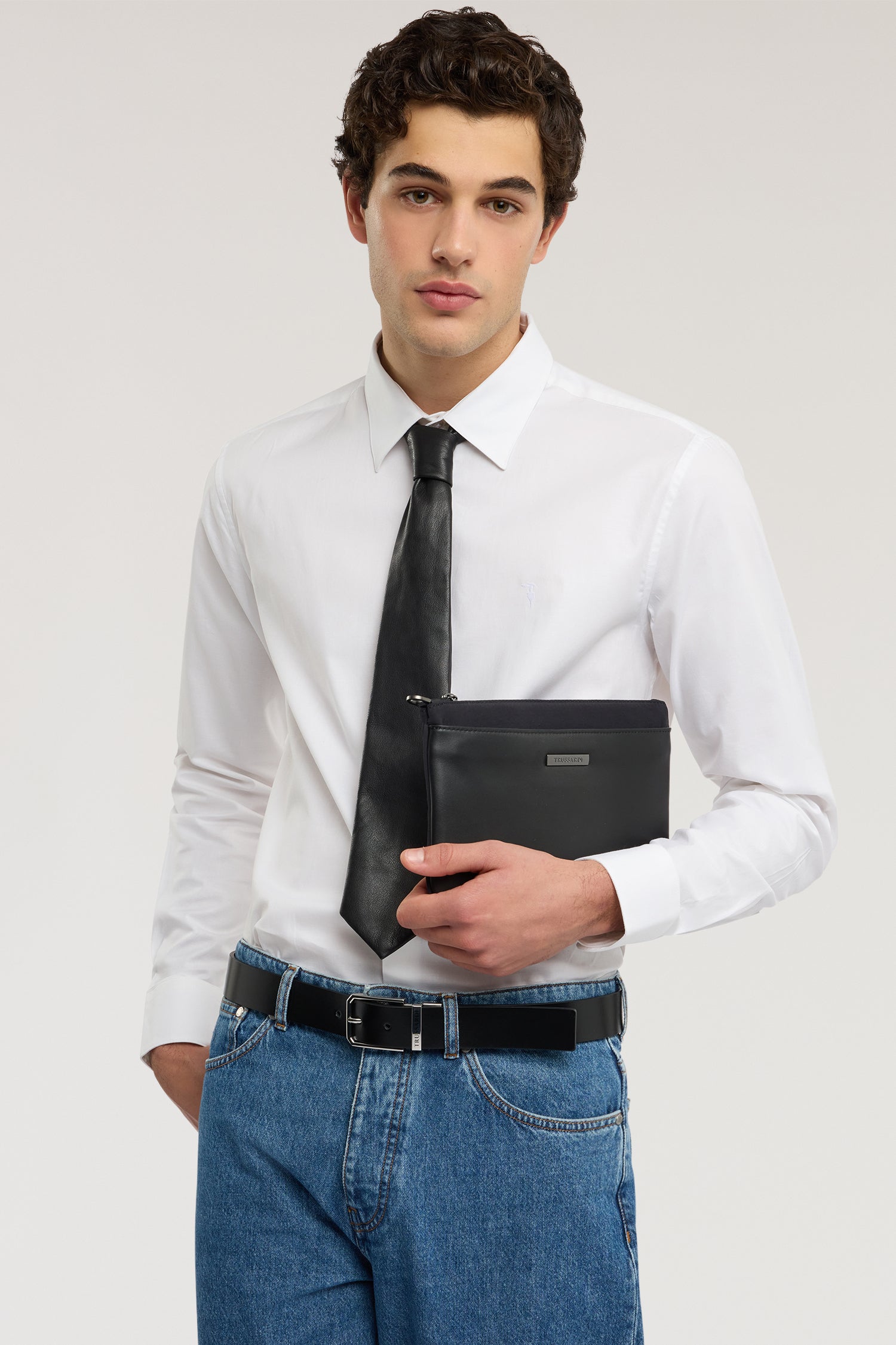 Pochette Travel con zip e polsiera in cuoio 3|81eef35734d8b282366feaf8363132498cc17f41a46b7745d36ed4d78e905f38